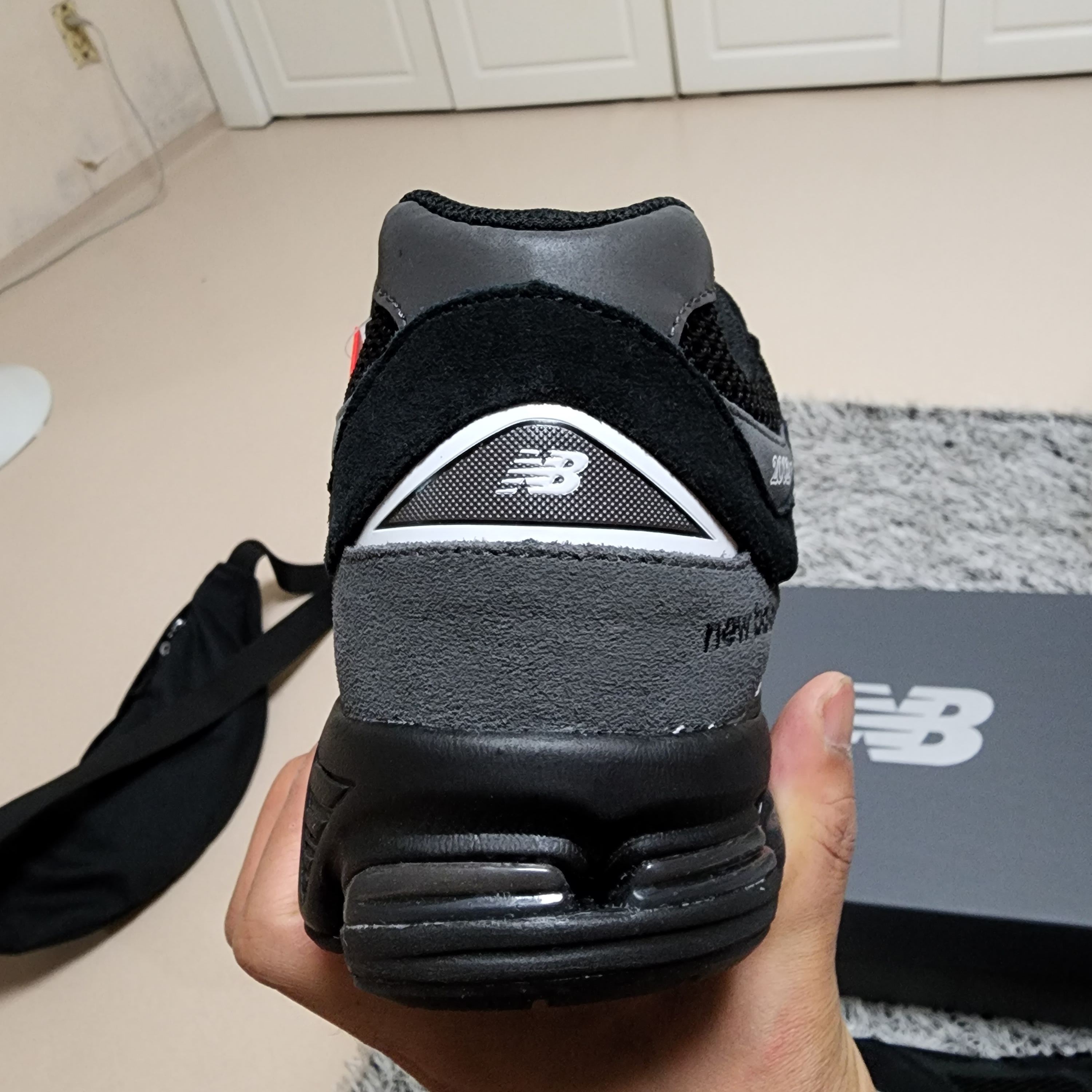 New Balance 2002R Black Dark Grey - JD Sports Exclusive 착용 스타일 - 3