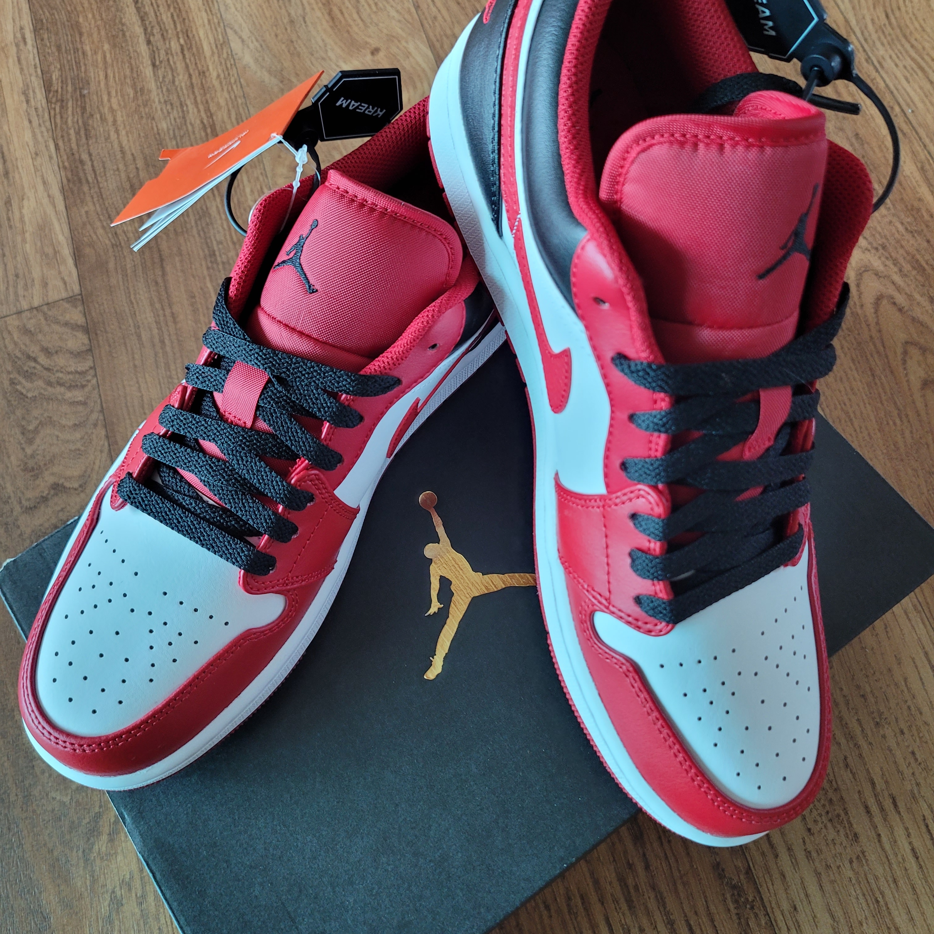 Jordan 1 Low White Gym Red Black 착용 스타일 - 3
