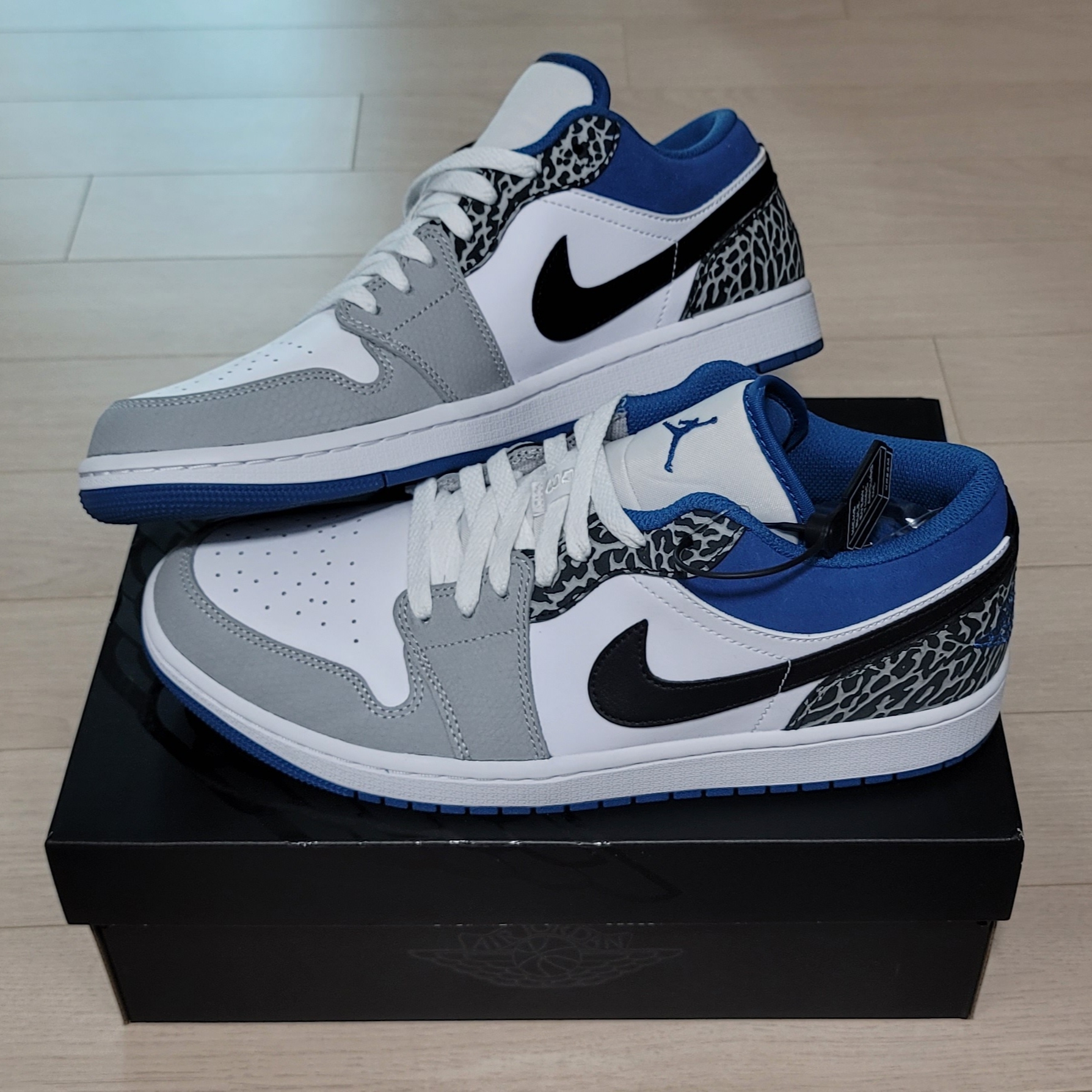 Jordan 1 Low SE White Cement Grey Blue 착용 스타일