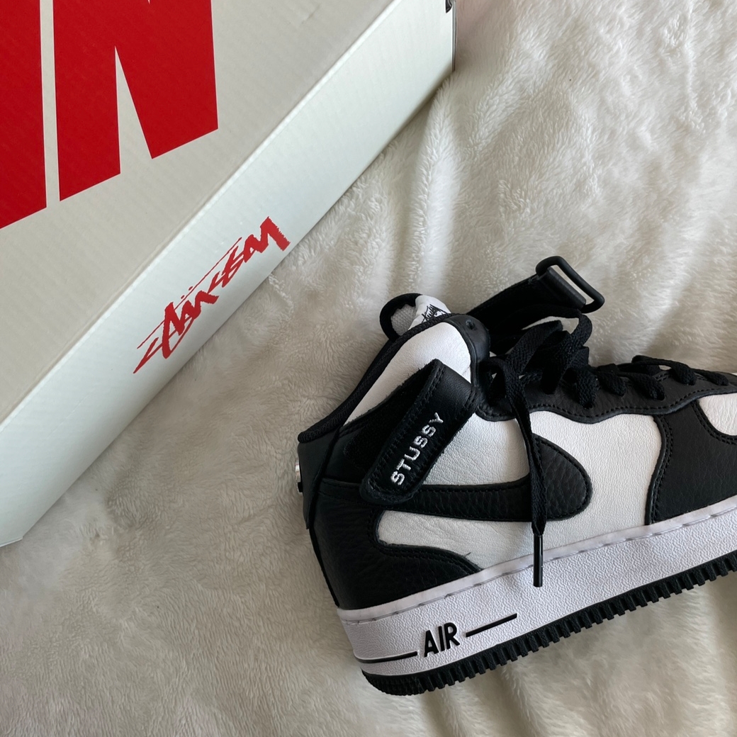 Nike x Stussy Air Force 1 '07 Mid SP Black and Light Bone, Nike x Stussy NRG RA Washed Pullover Hoodie Black (DN4028-010) 착용 스타일 - 2