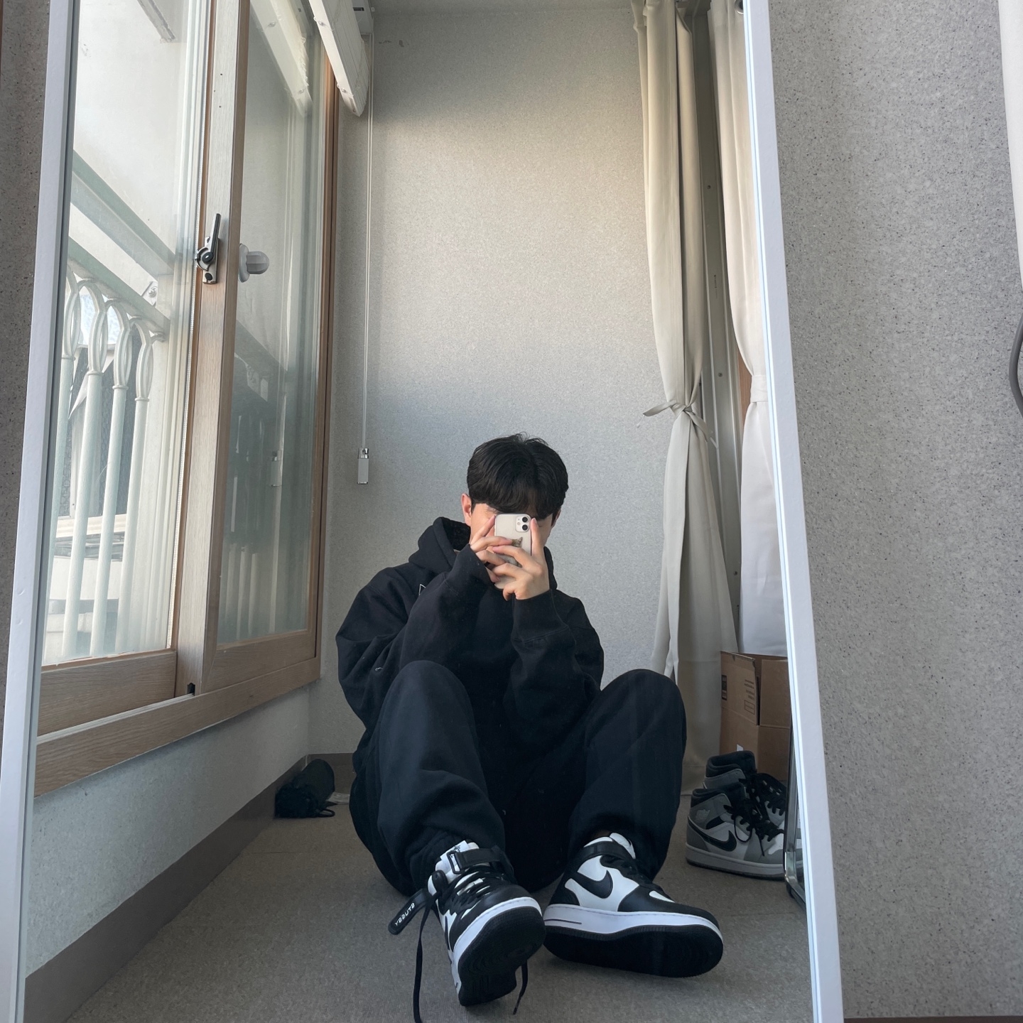 Nike x Stussy Air Force 1 '07 Mid SP Black and Light Bone, Nike x Stussy NRG RA Washed Pullover Hoodie Black (DN4028-010) 착용 스타일 - 1