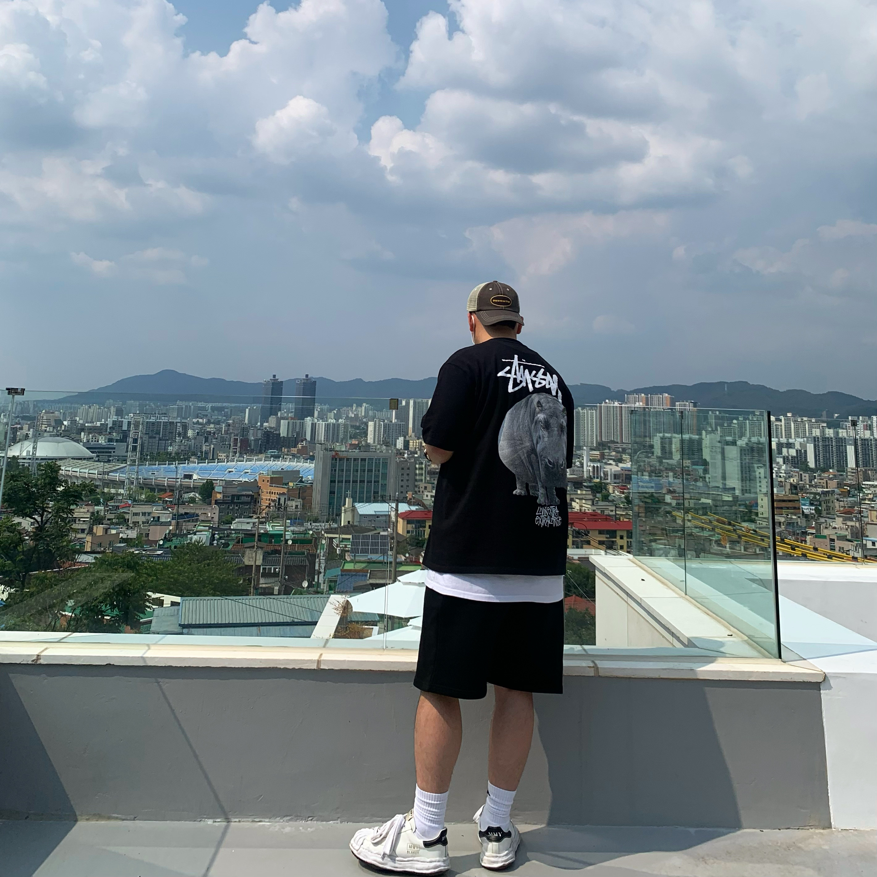 Stussy Livin' Large T-Shirt Black 착용 스타일