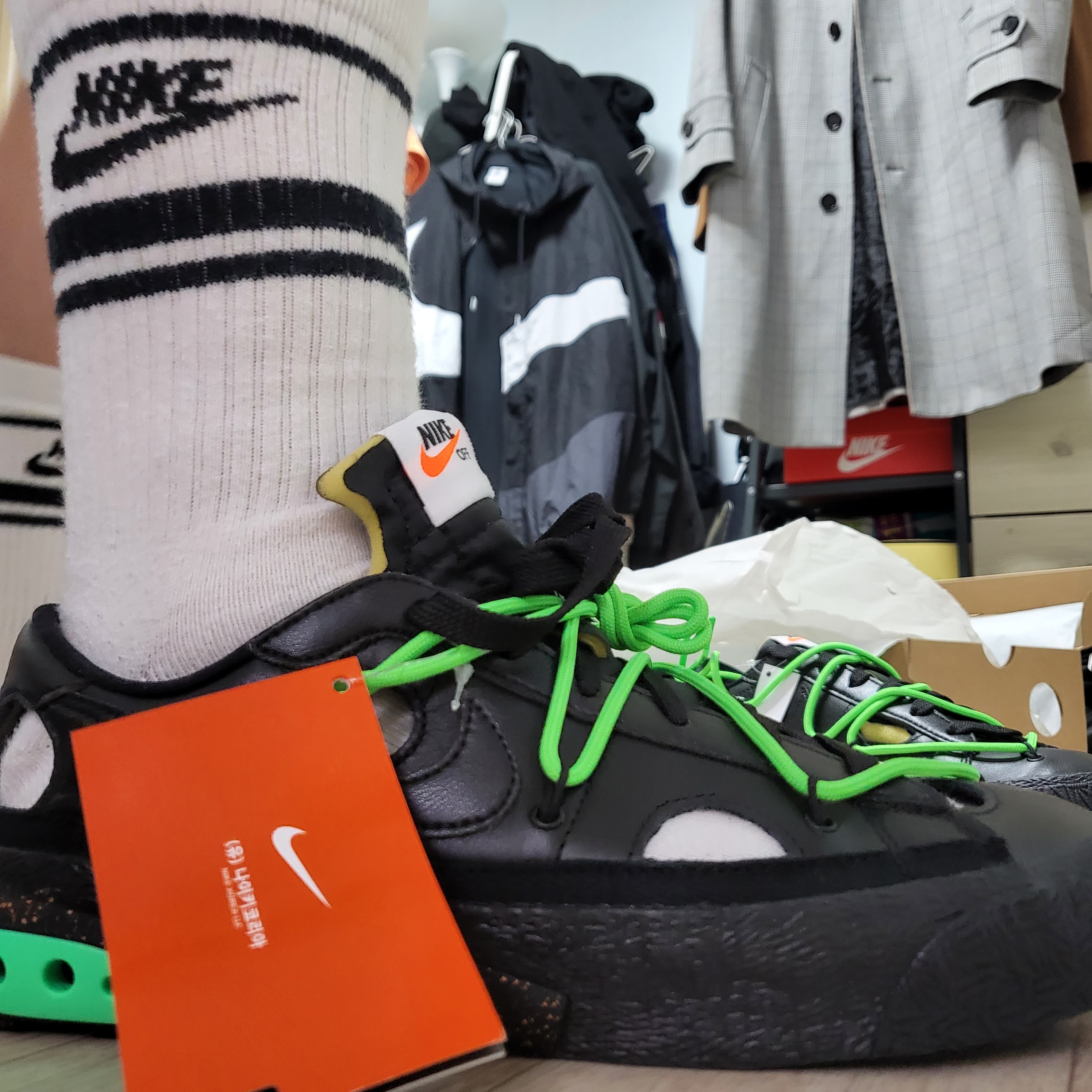Nike x Off-White Blazer Low '77 Black and Electro Green, Jordan 1 Low OG Starfish 착용 스타일 - 3