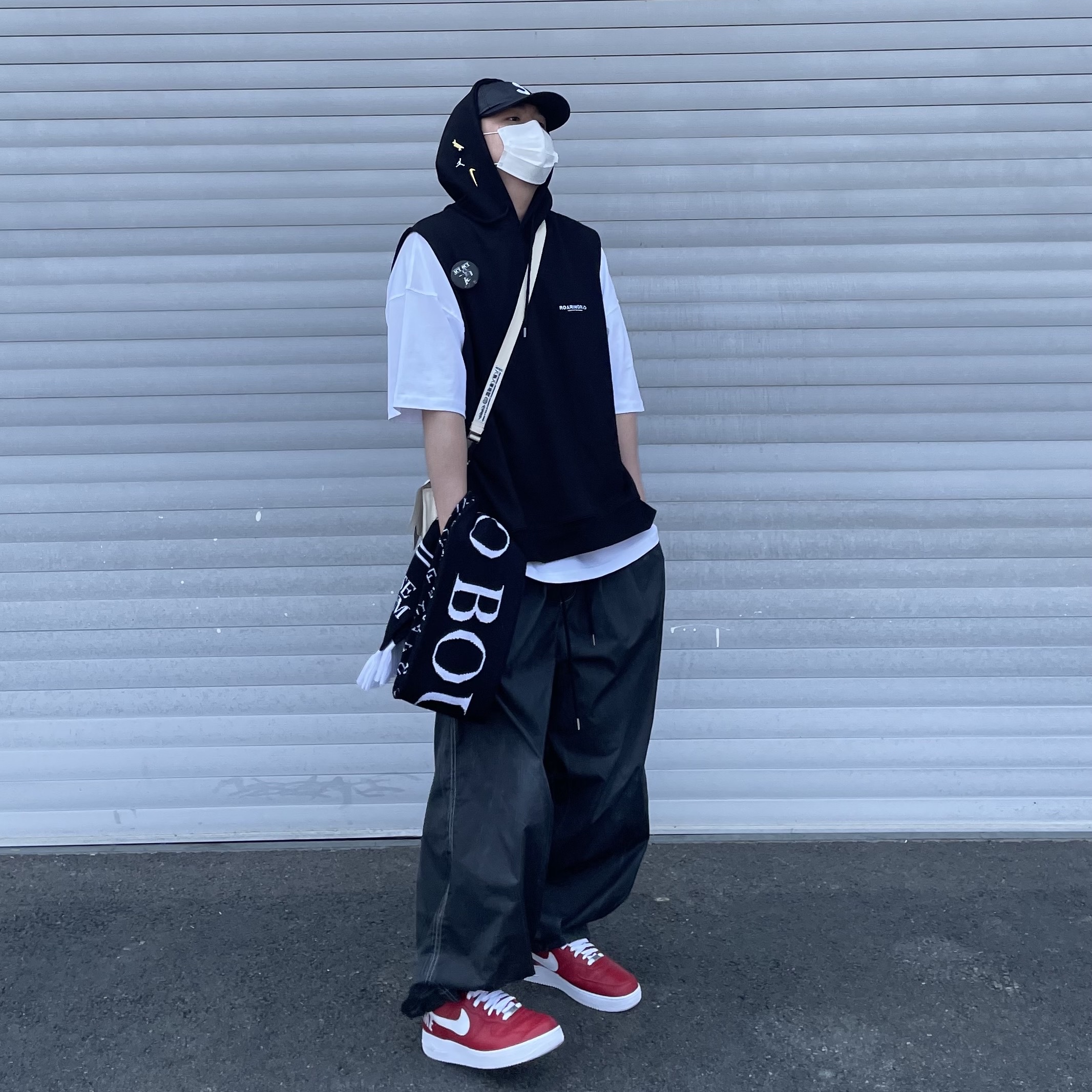Nike x Supreme Air Force 1 High World Famous Red, Supreme Raffia S Logo 6-Panel Black - 22SS 착용 스타일 - 2