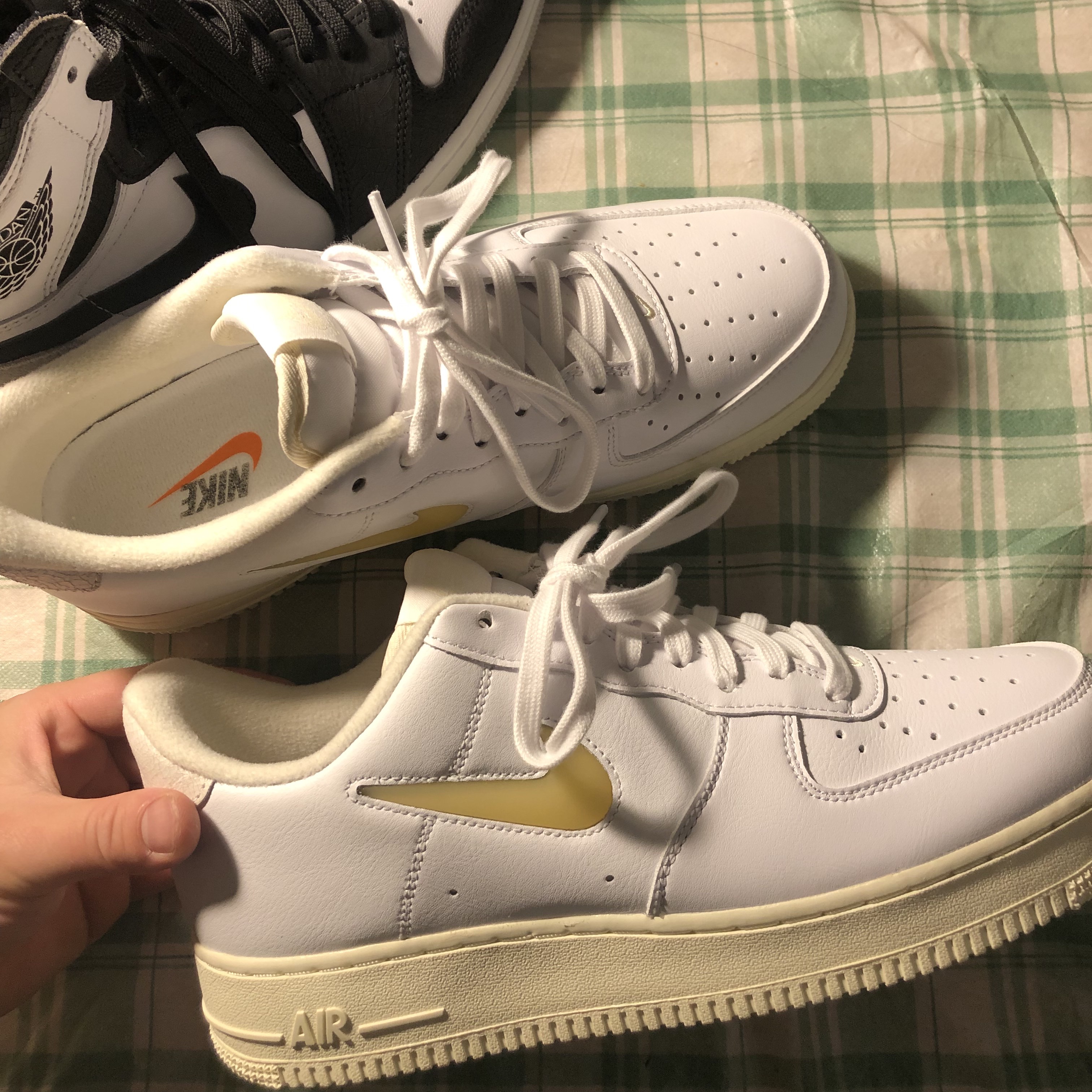 Jordan 1 Retro High OG Bleached Coral, Nike Air Force 1 '07 LX Pale Vanilla 착용 스타일