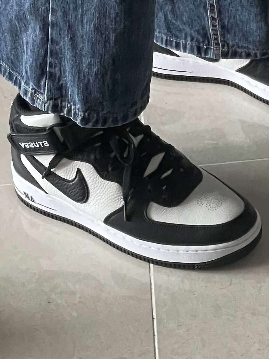 Nike x Stussy Air Force 1 '07 Mid SP Black and Light Bone 착용 스타일 - 3