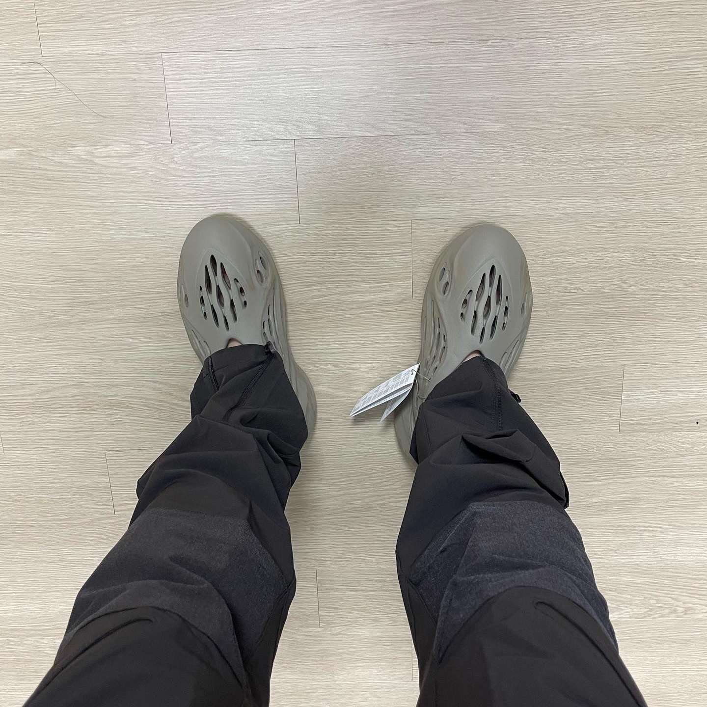 Adidas Yeezy Foam RNNR Stone Sage, Nike x Travis Scott NRG BH Pants Velvet Brown - US/EU 착용 스타일 - 2