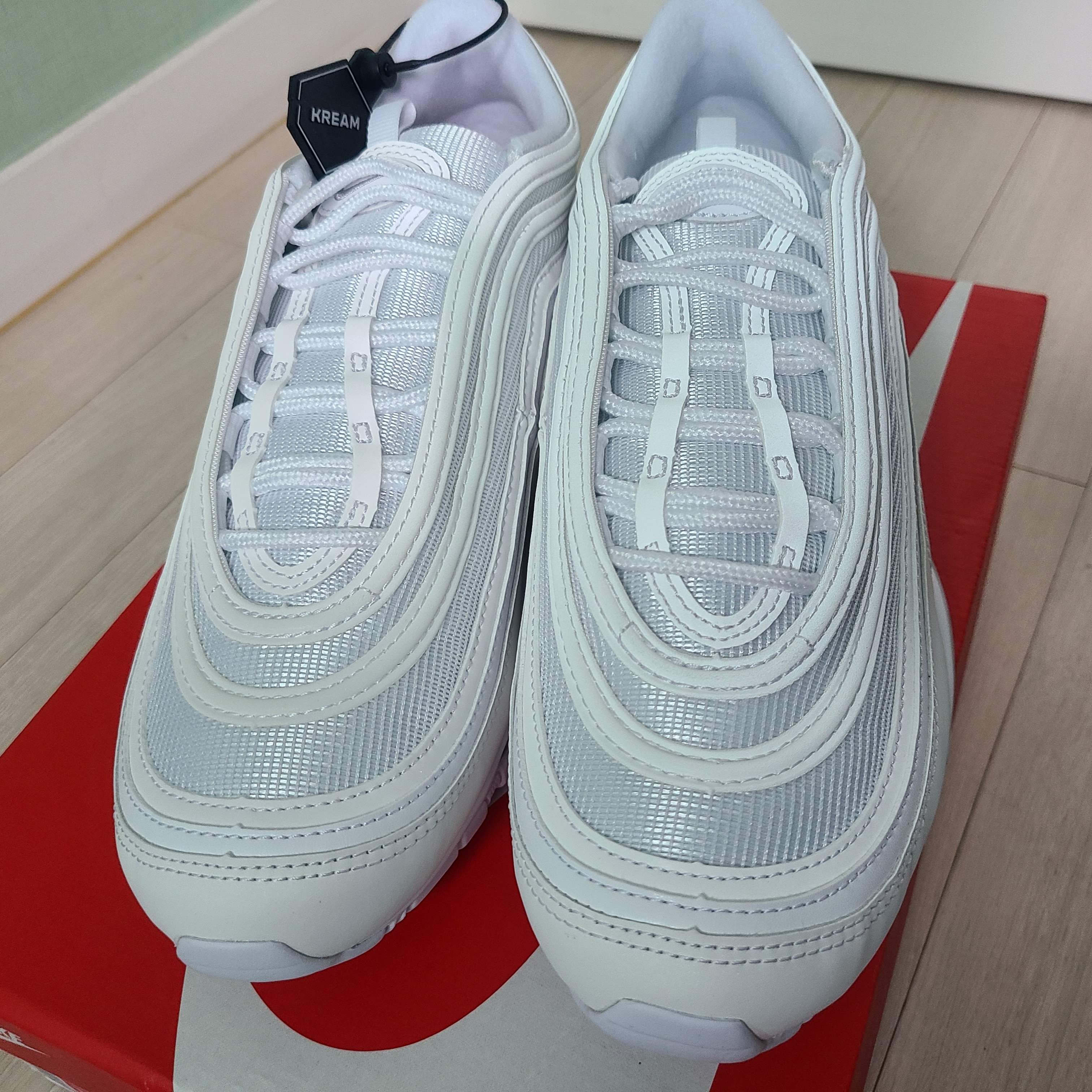 Nike Air Max 97 Triple White Wolf Grey 착용 스타일 - 1