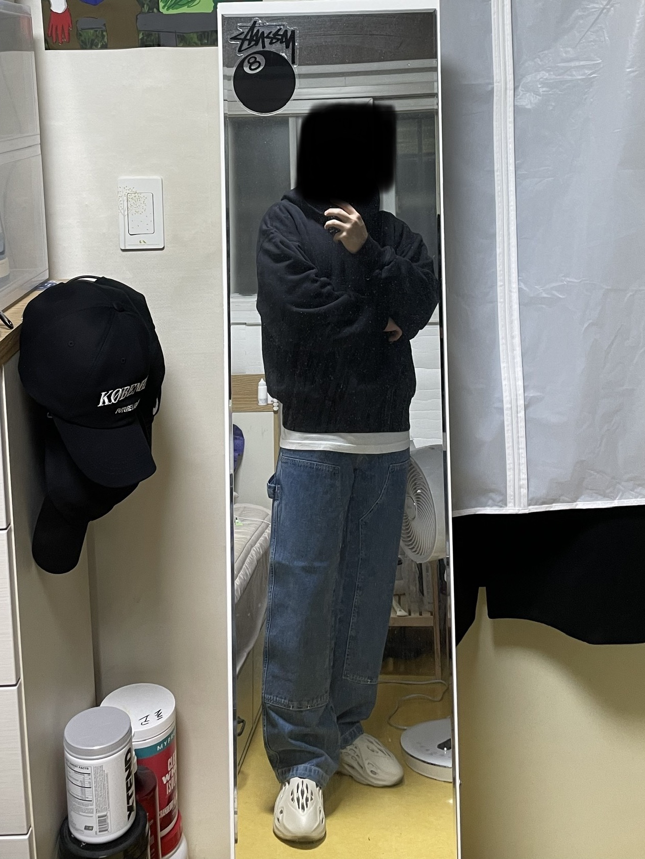 Adidas Yeezy Foam RNNR Sand, Stussy Denim Work Pants Blue 착용 스타일 - 2