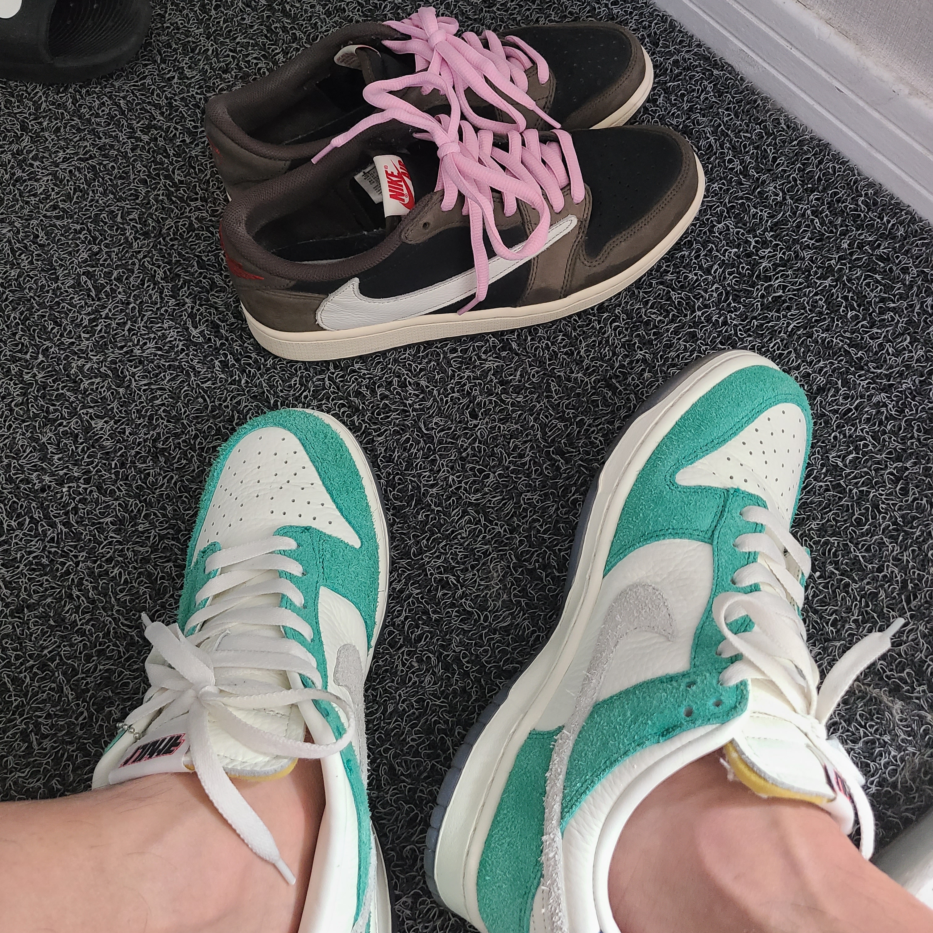 Nike x Kasina Dunk Low Road Sign - Kasina Exclusive, Jordan 1 x Travis Scott Retro Low OG SP Mocha 착용 스타일