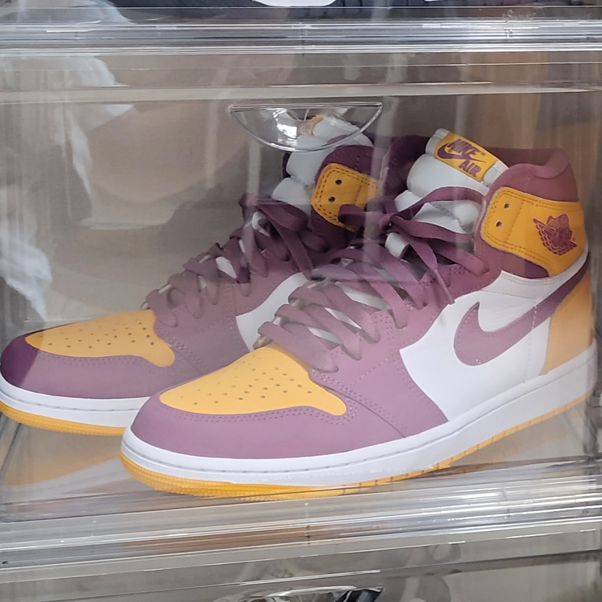Jordan 1 Retro High OG University Gold Light Bordeaux 착용 스타일 - 4