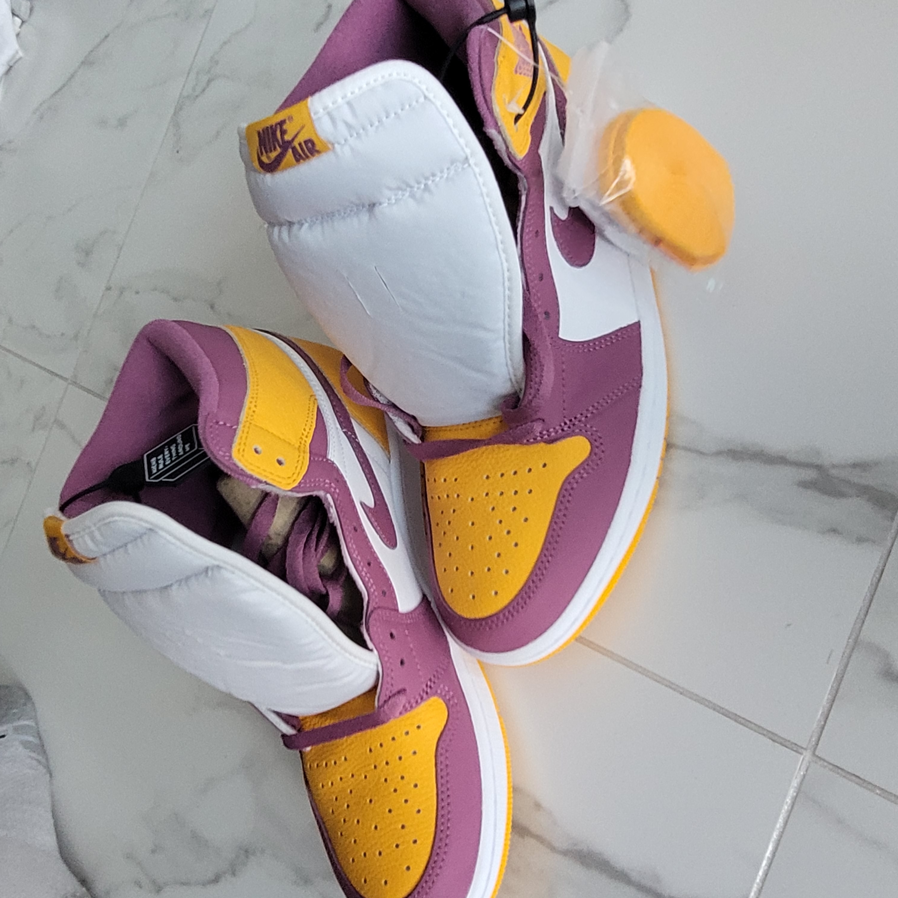 Jordan 1 Retro High OG University Gold Light Bordeaux 착용 스타일 - 3