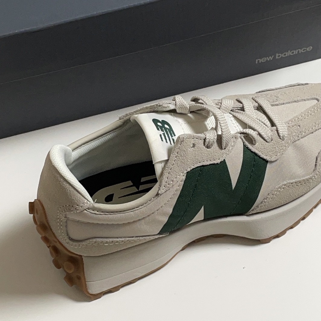 New Balance 327 Timberwolf 착용 스타일