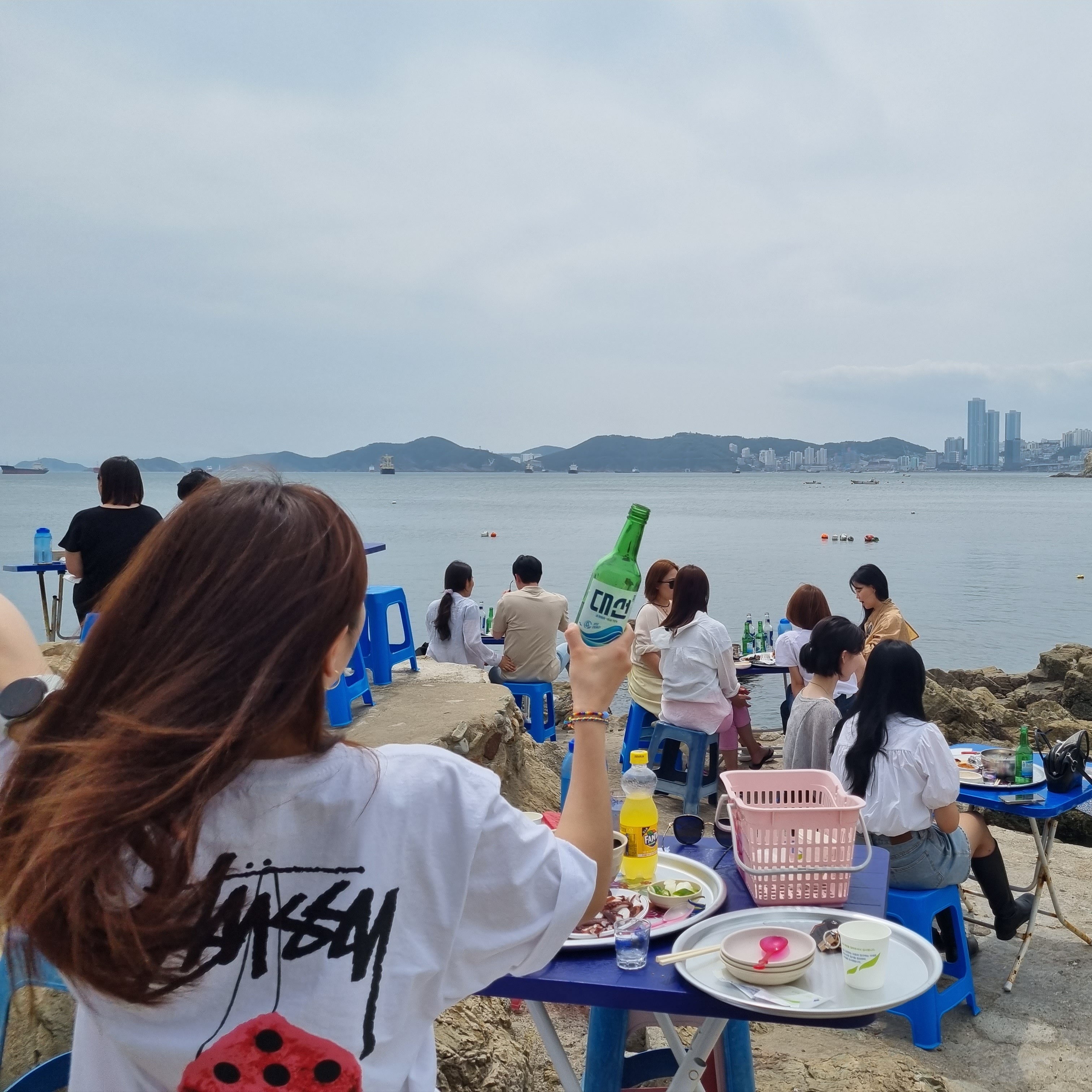 Nike x Stussy NRG RA T-Shirt Summit White (DM4942-121), (W) Nike Air Force 1 '07 Low White Black 착용 스타일 - 3