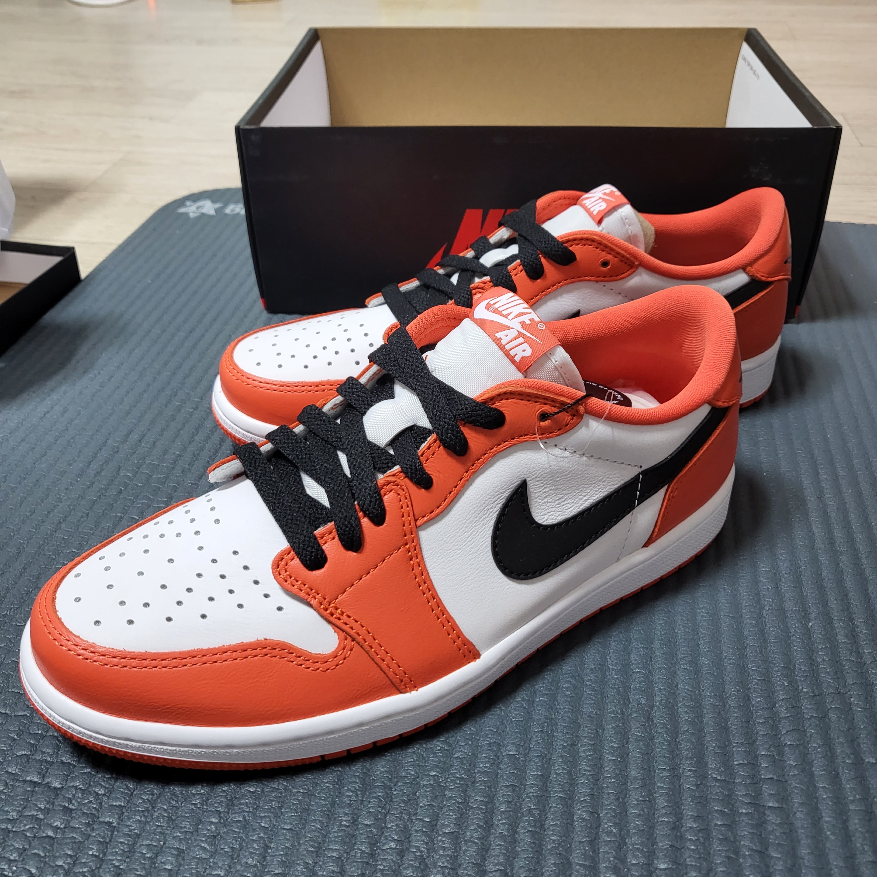 Nike x Off-White Blazer Low '77 Black and Electro Green, Jordan 1 Low OG Starfish 착용 스타일 - 5