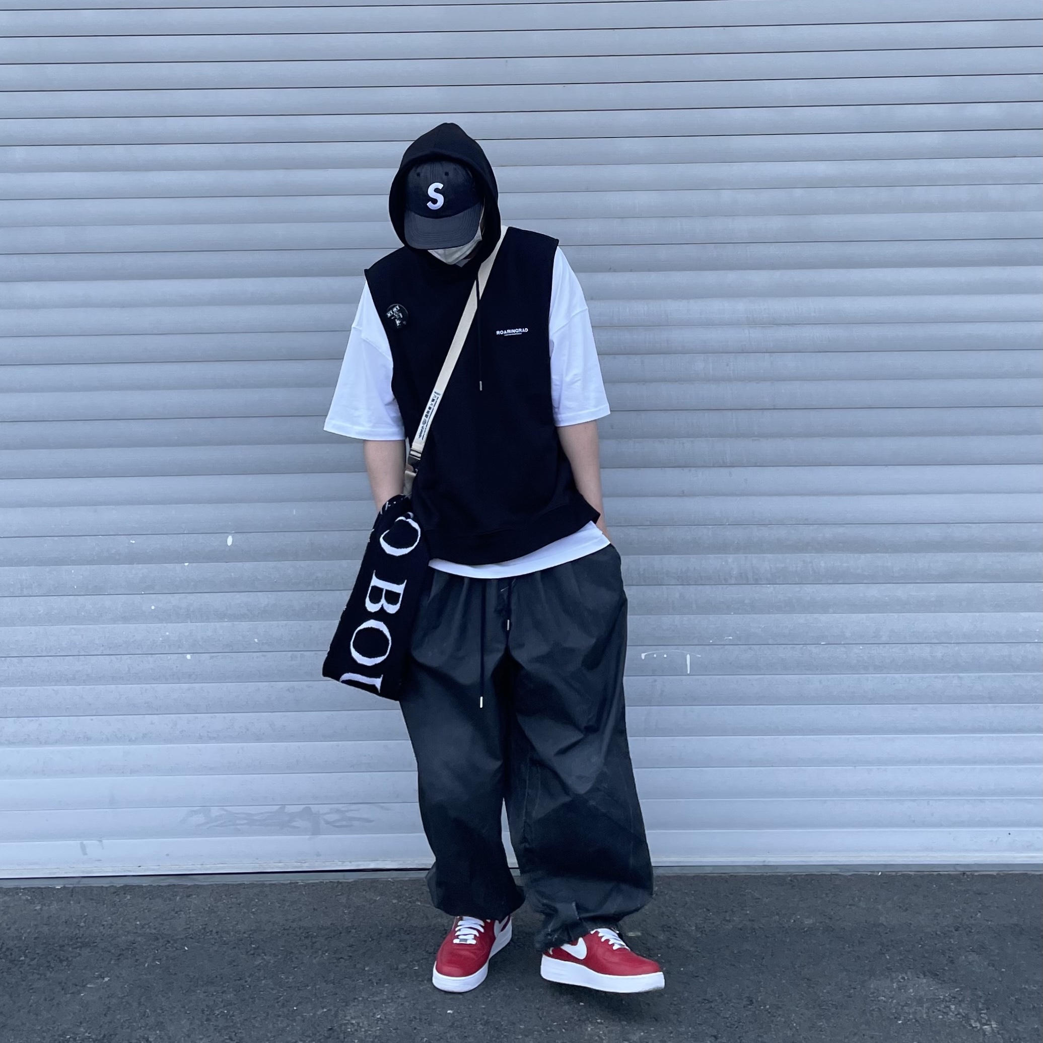 Nike x Supreme Air Force 1 High World Famous Red, Supreme Raffia S Logo 6-Panel Black - 22SS 착용 스타일 - 1