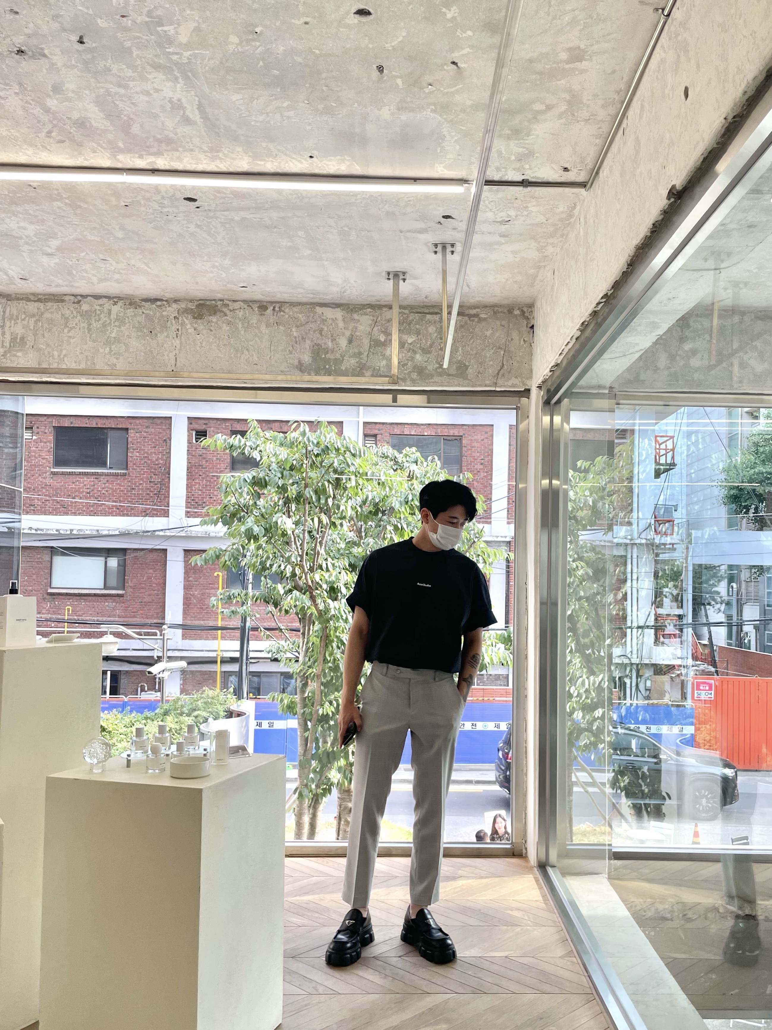 Acne Studios Logo T-Shirt Black - 22SS, Prada Monolith Brushed Leather Loafers Black 착용 스타일 - 4
