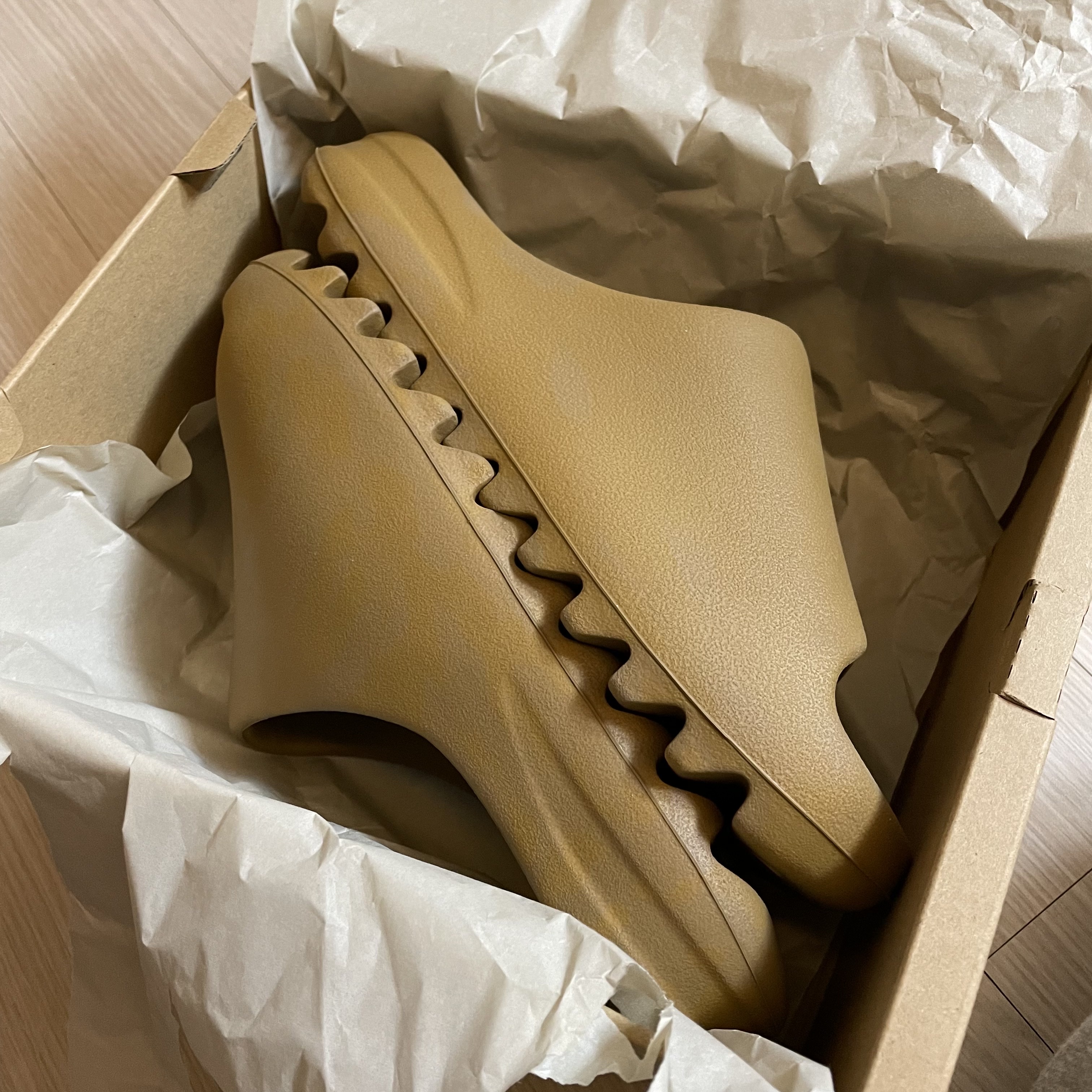 Adidas Yeezy Slide Ochre 착용 스타일
