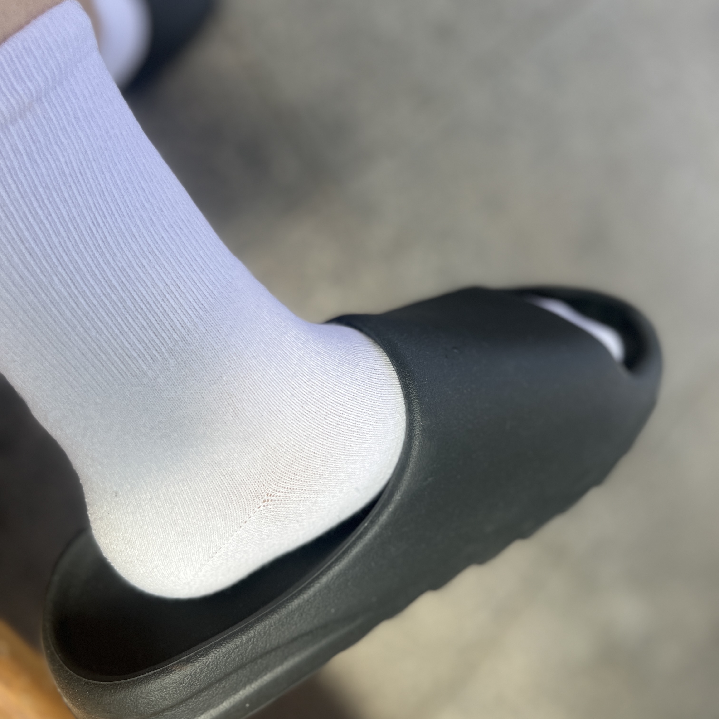 Adidas Yeezy Slide Onyx 착용 스타일
