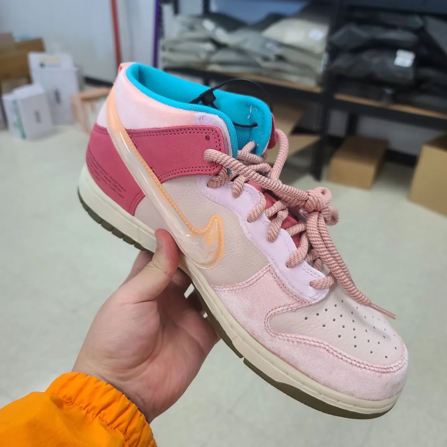 Nike x Social Status Dunk Mid Free Lunch Strawberry Milk 착용 스타일 - 1