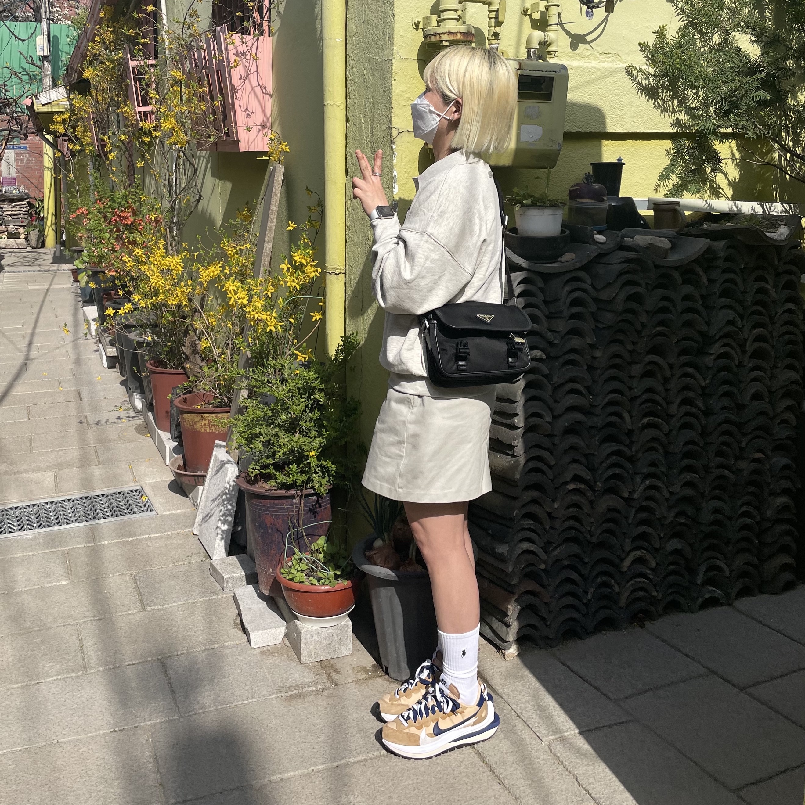 Nike x Sacai VaporWaffle Sesame and Blue Void, Essentials The Core Collection Long Sleeve Polo Tan 착용 스타일 - 2