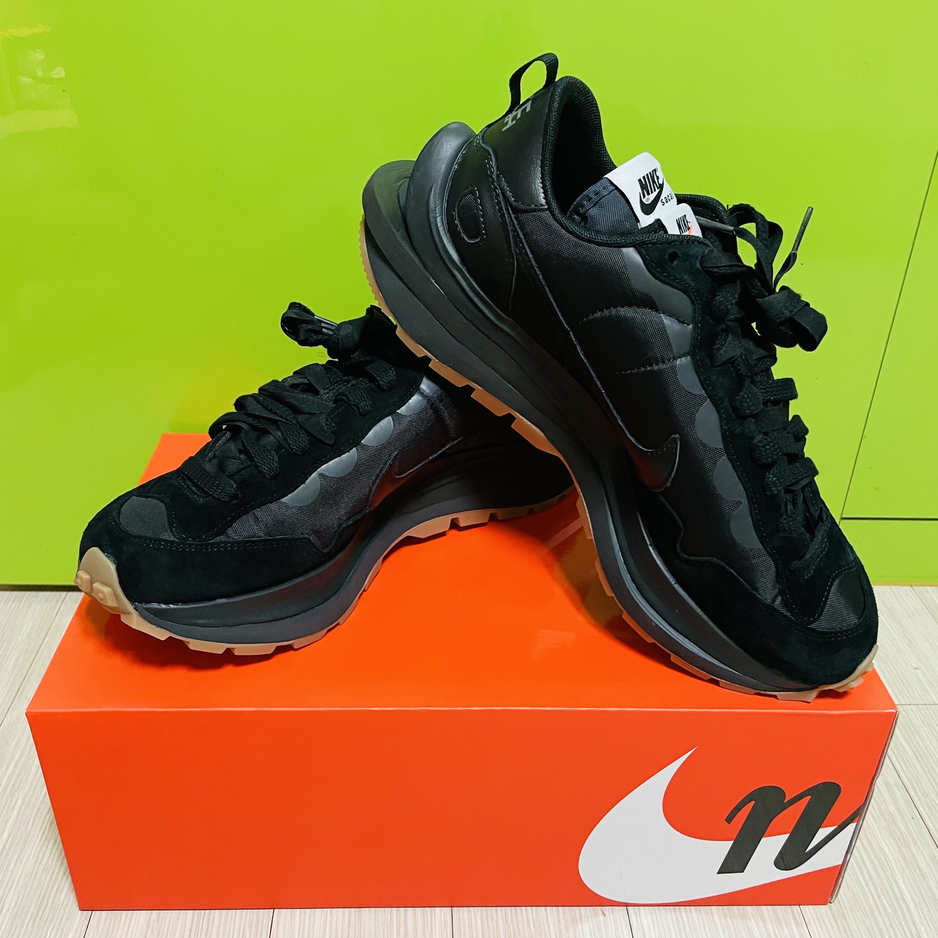 Nike x Sacai VaporWaffle Black and Gum 착용 스타일 - 2