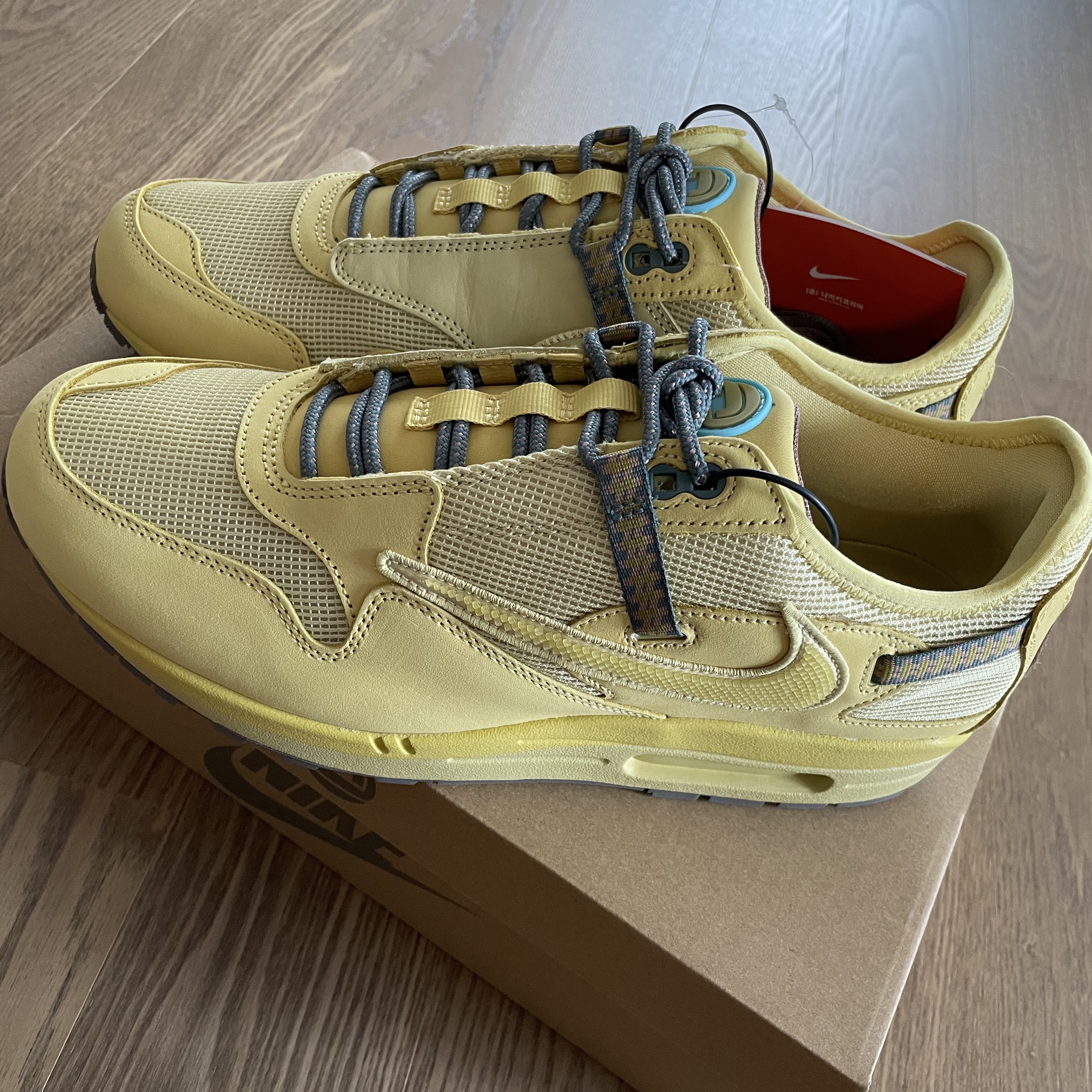 Nike x Travis Scott Air Max 1 Cact.us Gold 착용 스타일 - 1