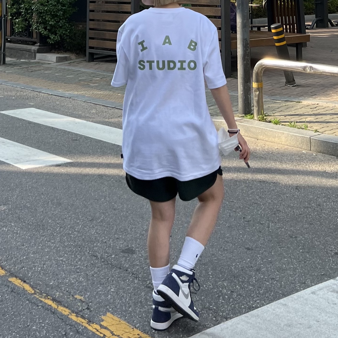 Jordan 1 Retro High OG CO.JP Midnight Navy, IAB Studio T-Shirt White Light Green 착용 스타일