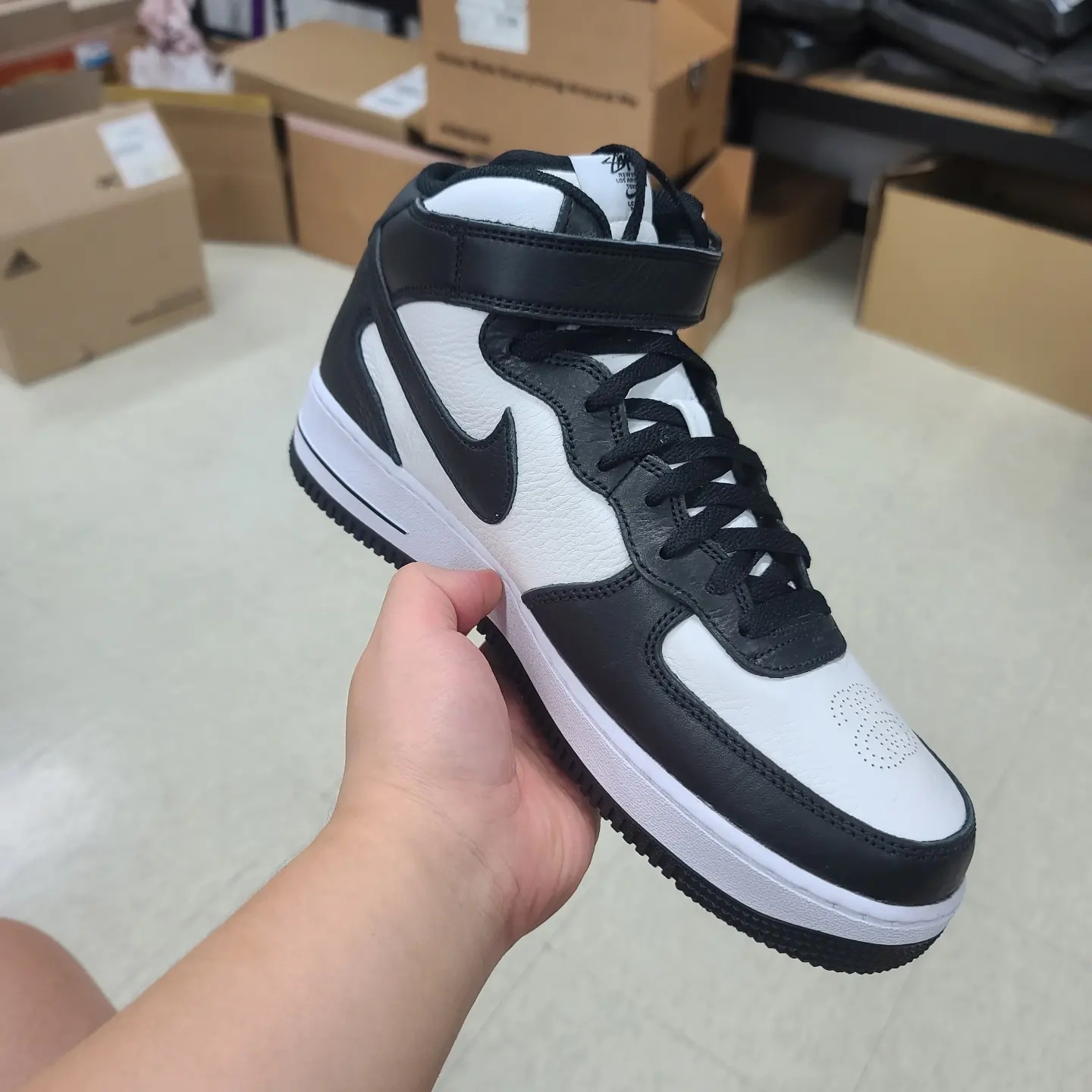 Nike x Stussy Air Force 1 '07 Mid SP Black and Light Bone 착용 스타일 - 1