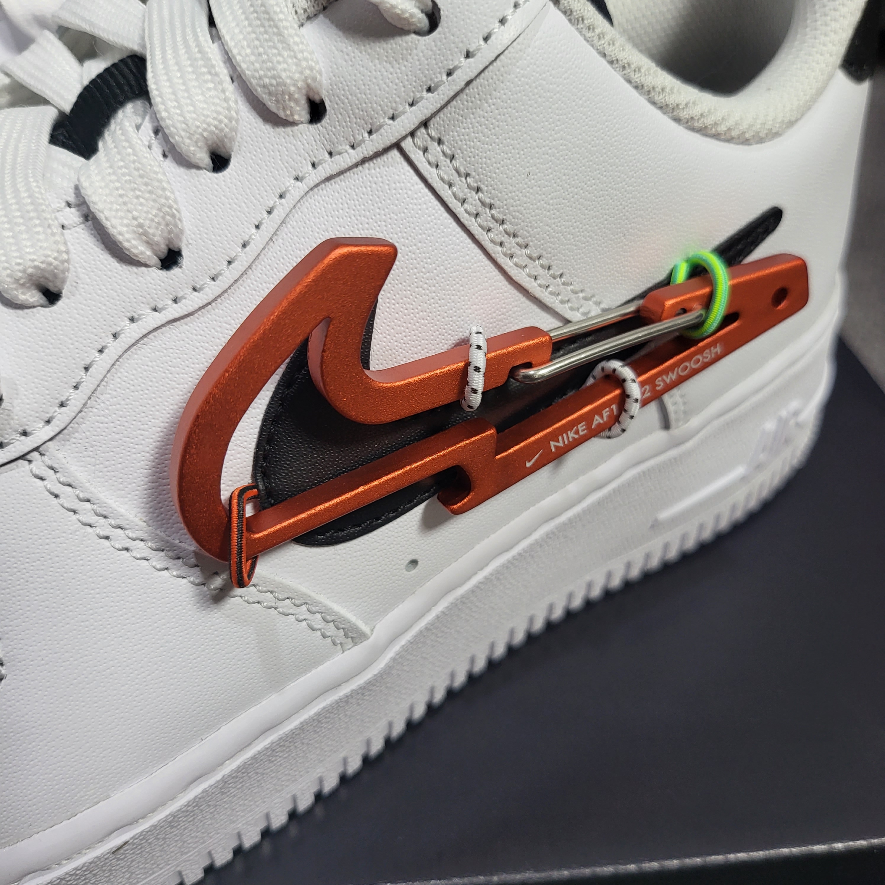Nike Air Force 1 '07 PRM Carabiner Red 착용 스타일