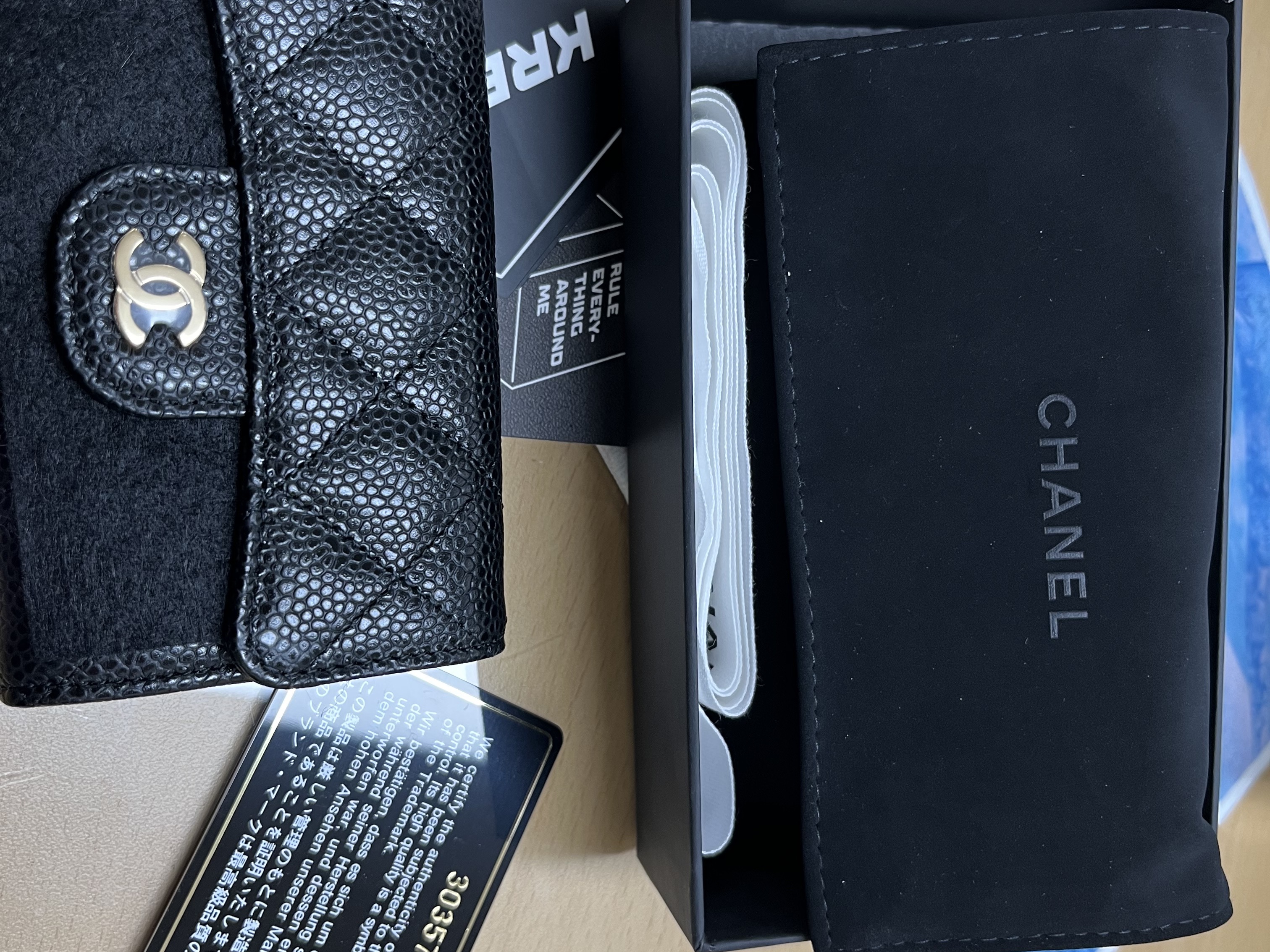Chanel Classic Card Holder Grained Calfskin & Gold Black 착용 스타일
