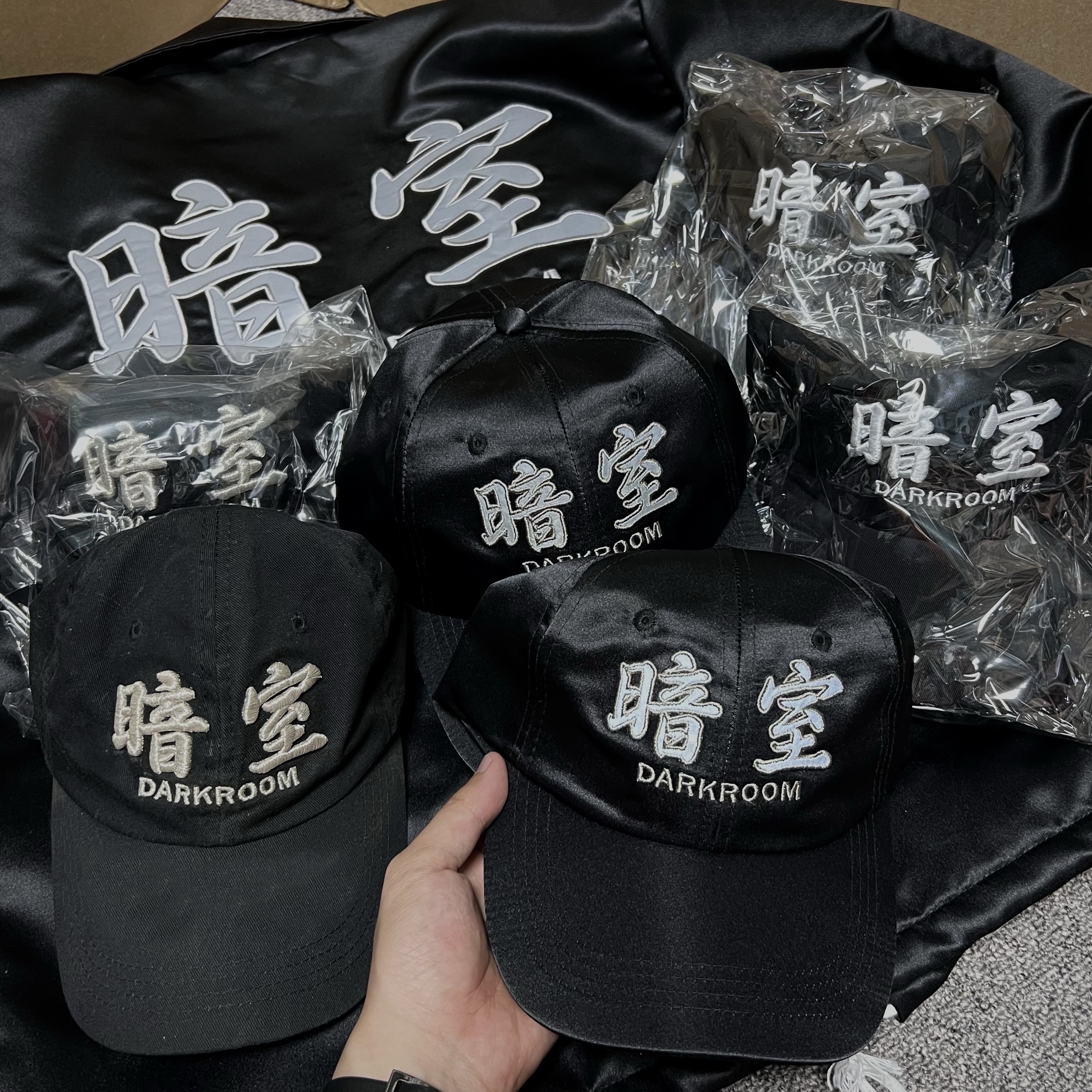 Darkr8m Studio White Logo Cap, Darkr8m Studio x Hardhitters Satin Reflective Logo Cap 착용 스타일