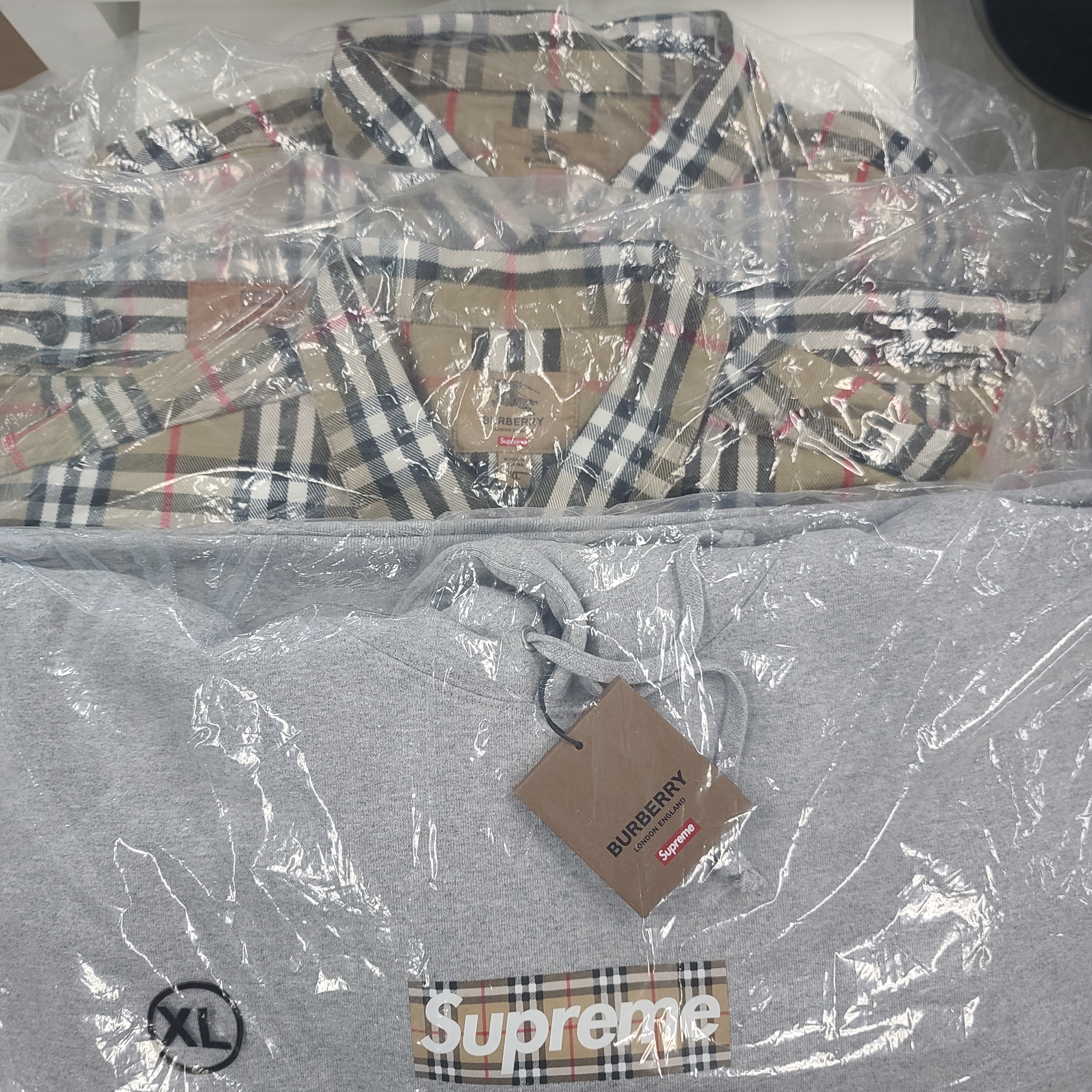 Supreme x Burberry Box Logo Hooded Sweatshirt Heather Grey - 22SS, Supreme x Burberry Denim Trucker Jacket Beige - 22SS 착용 스타일
