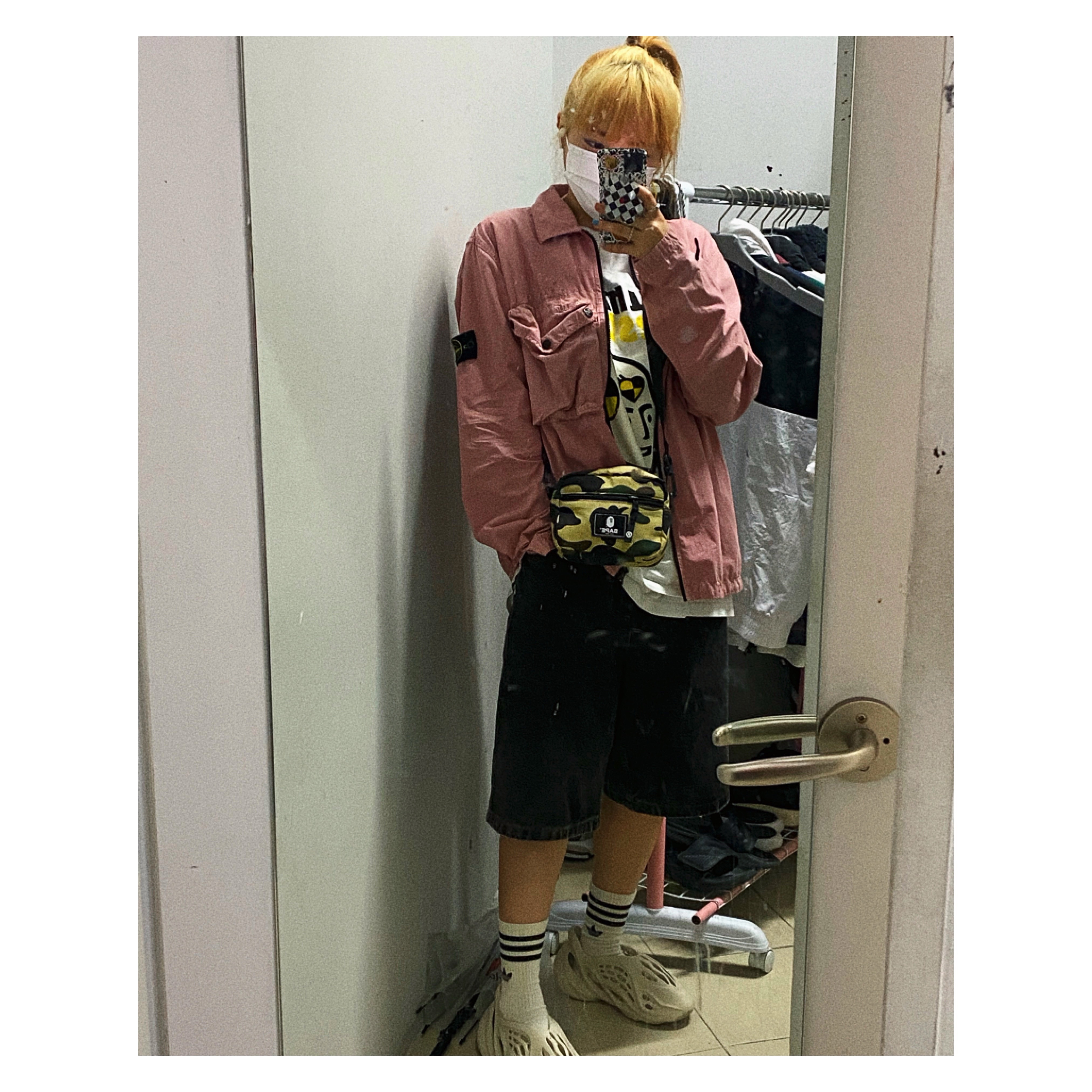 Adidas Yeezy Foam RNNR Sand, Human Made x A$AP Rocky Human Testing T-Shirt White 착용 스타일 - 1