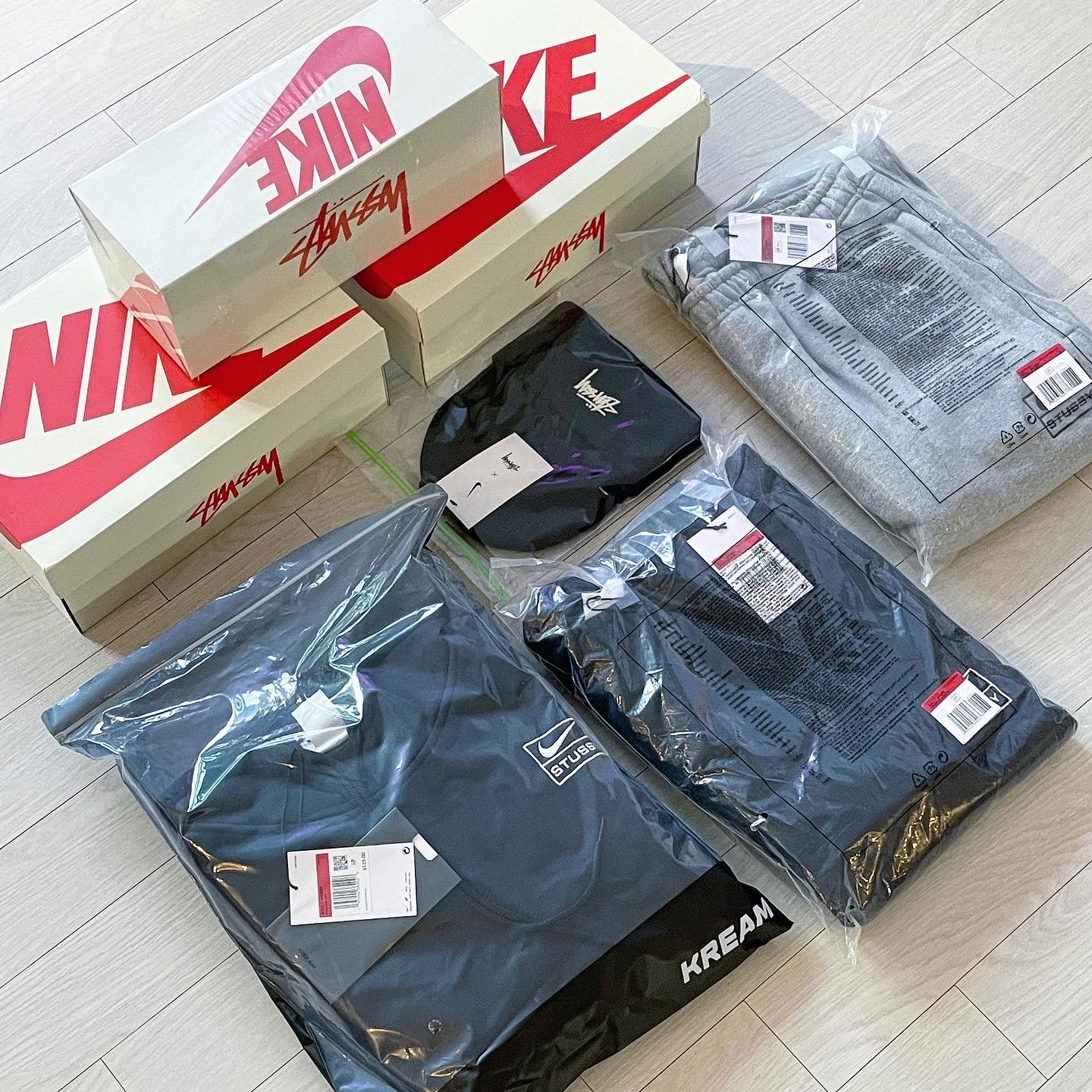 Nike x Stussy NRG RA Washed Fleece Pants Black (DN4030-010), Nike x Stussy NRG RA Fleece Pants Dark Grey Heather (DJ9490-063) 착용 스타일 - 1