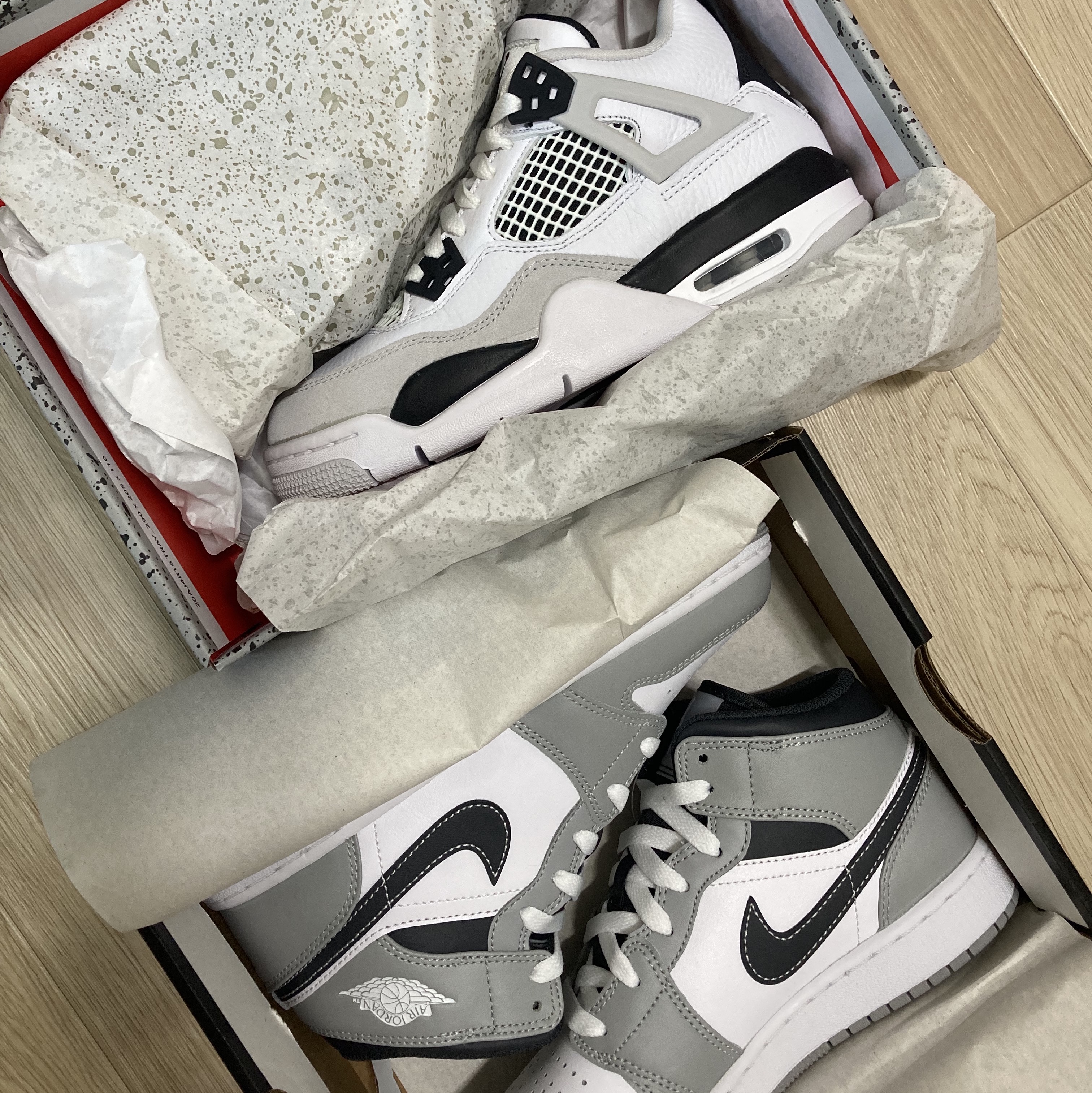 (GS) Jordan 4 Retro White and Black, (GS) Jordan 1 Mid Light Smoke Grey Anthracite 착용 스타일