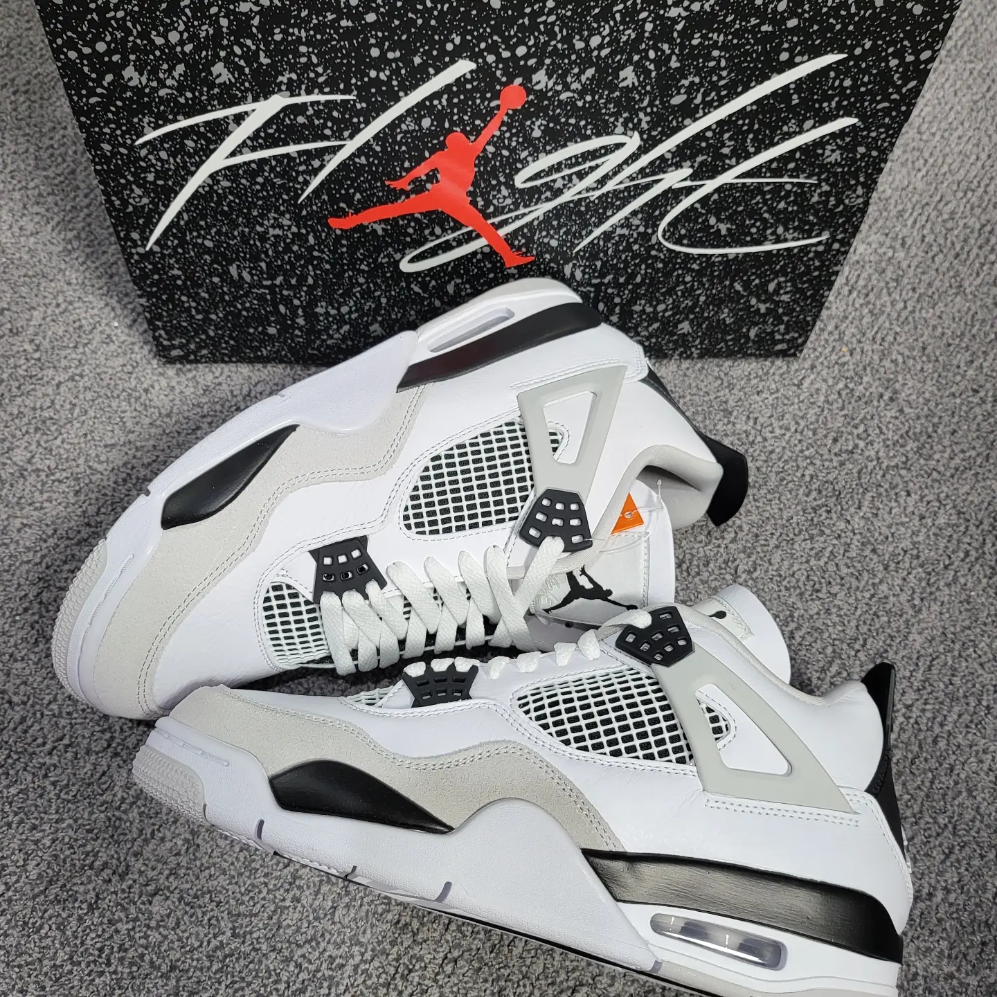 Jordan 4 Retro White and Black 착용 스타일