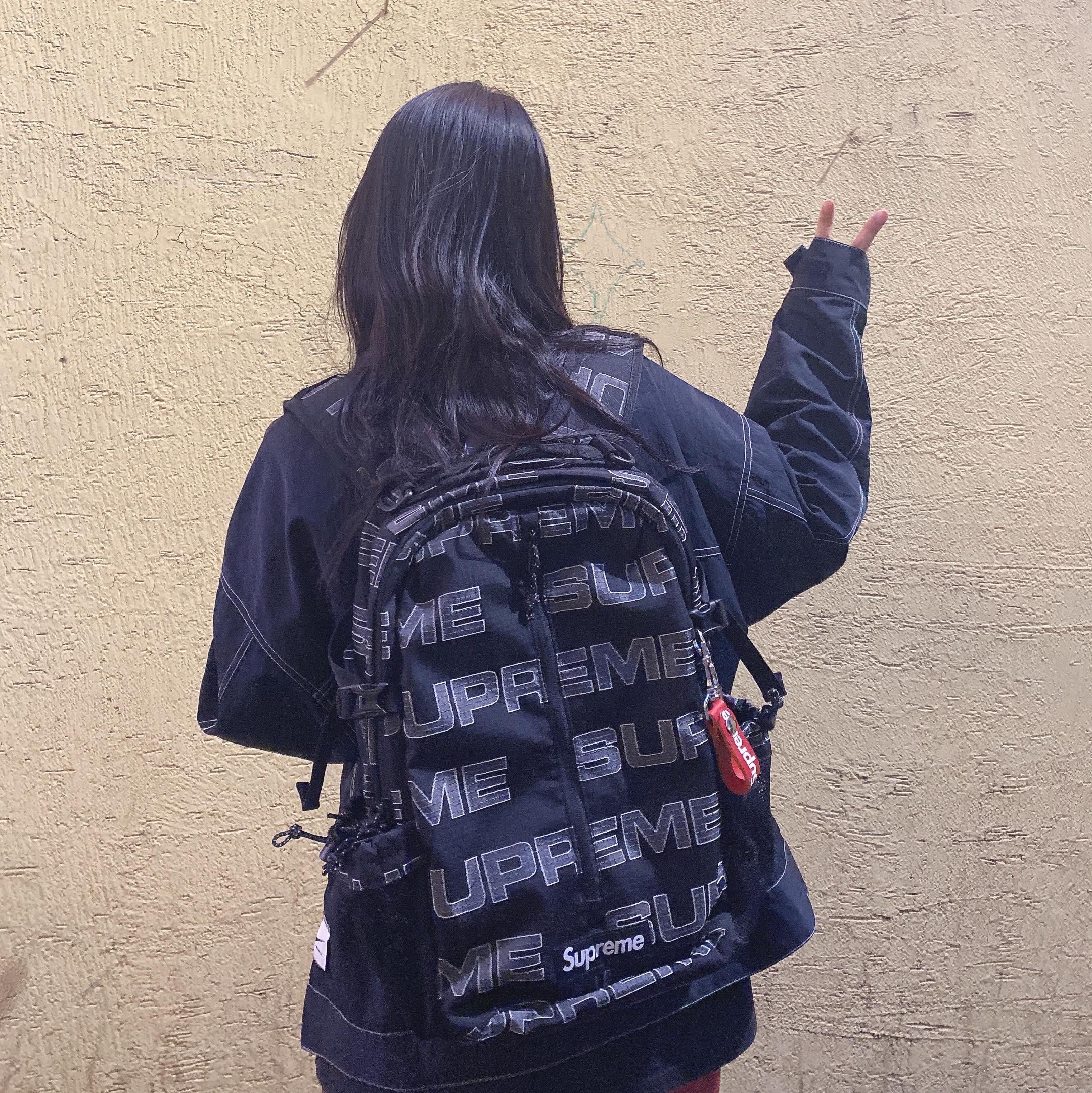 Supreme Backpack Black - 21FW, Supreme Leather Key Loop Red - 21SS 착용 스타일