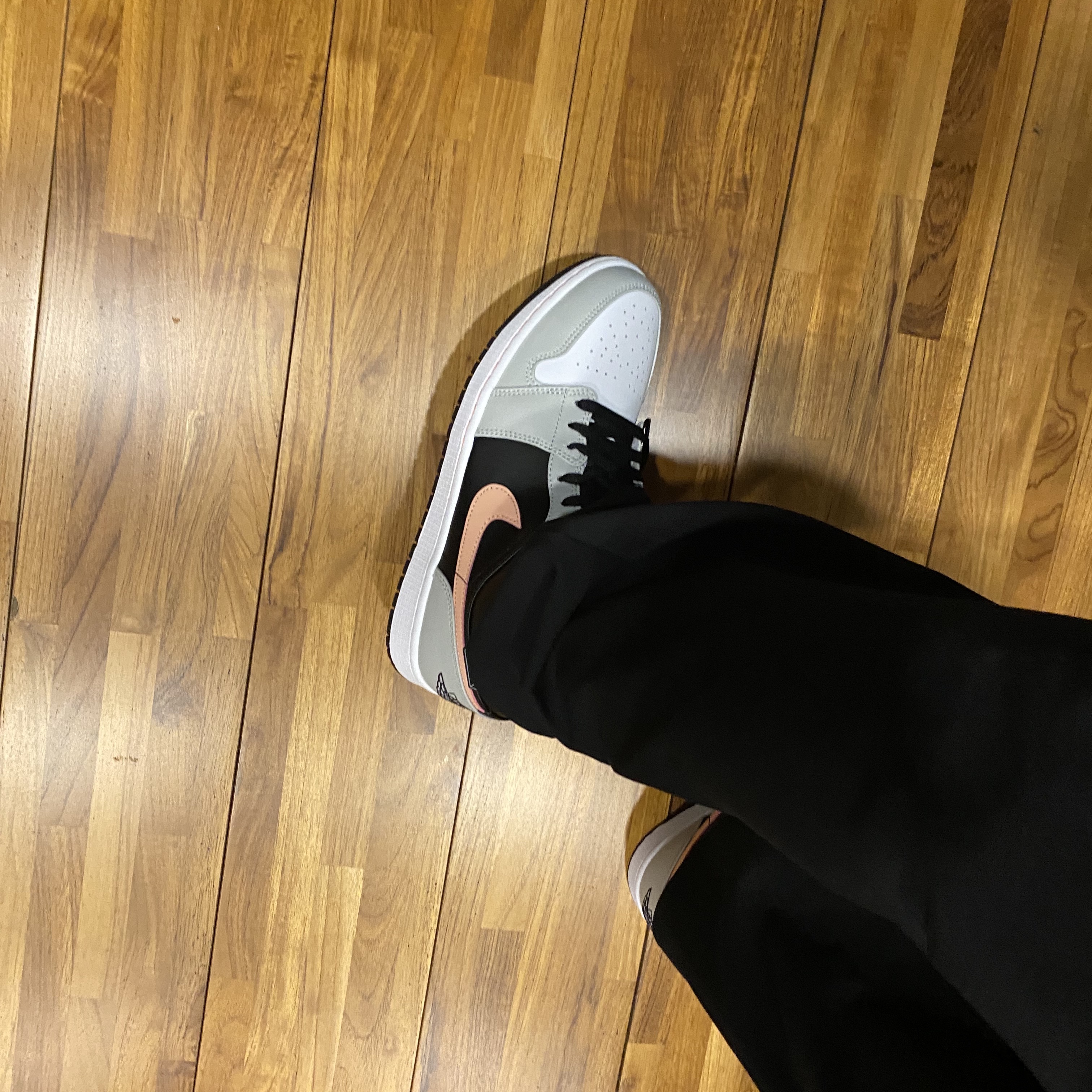 Jordan 1 Low Grey Fog Black Bleached Coral 착용 스타일