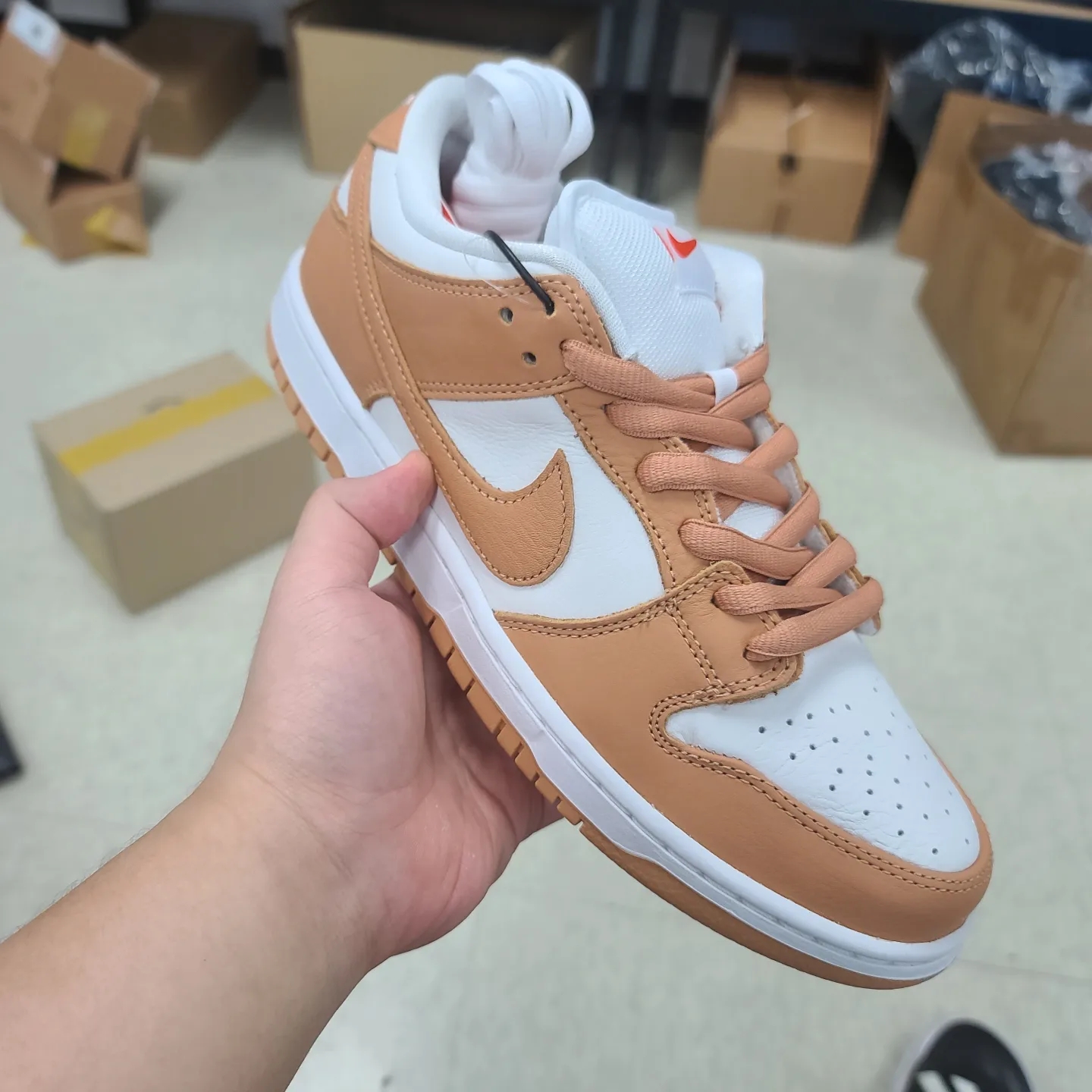 Nike SB Dunk Low Pro Light Cognac 착용 스타일 - 1
