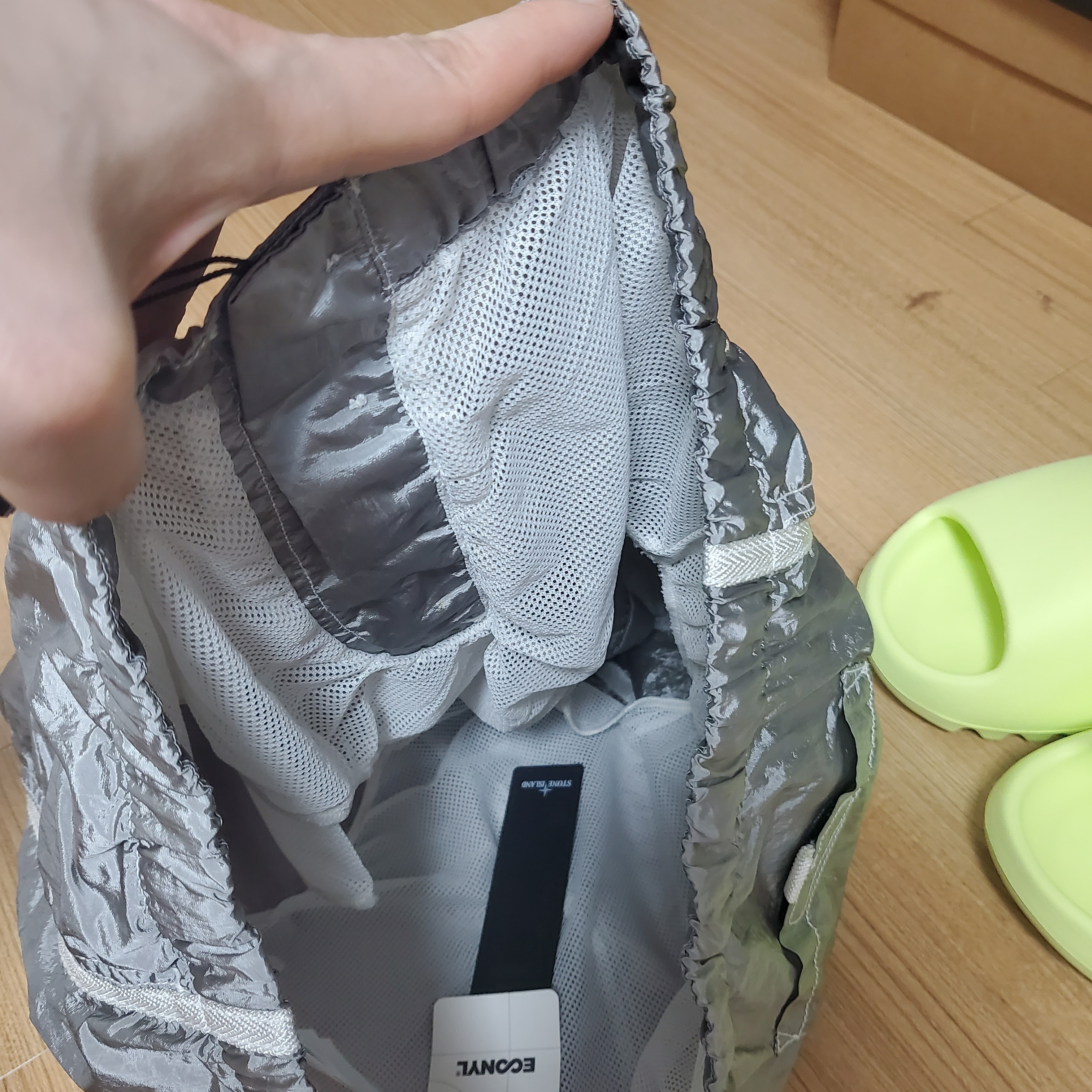 Stone Island B0643 Nylon Metal Swimming Trunk Ice - 22SS, Adidas Yeezy Slide Glow Green 2022/2023 착용 스타일 - 2