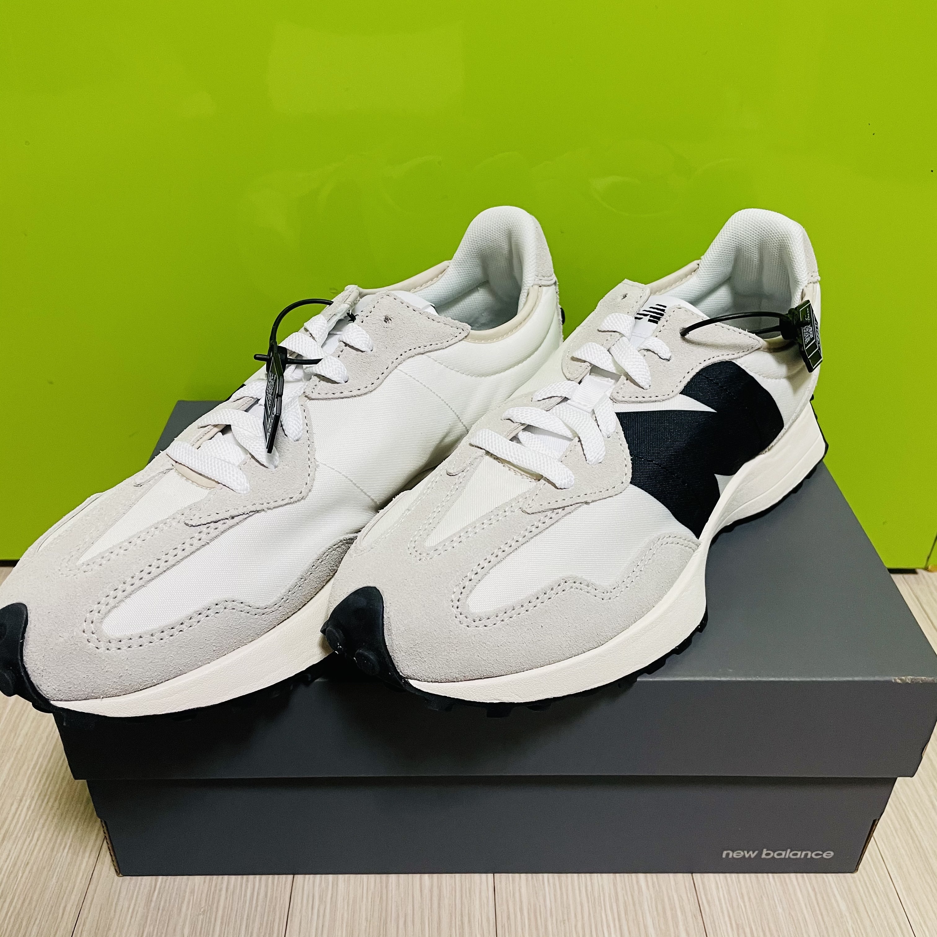 New Balance 327 White Black 착용 스타일 - 1