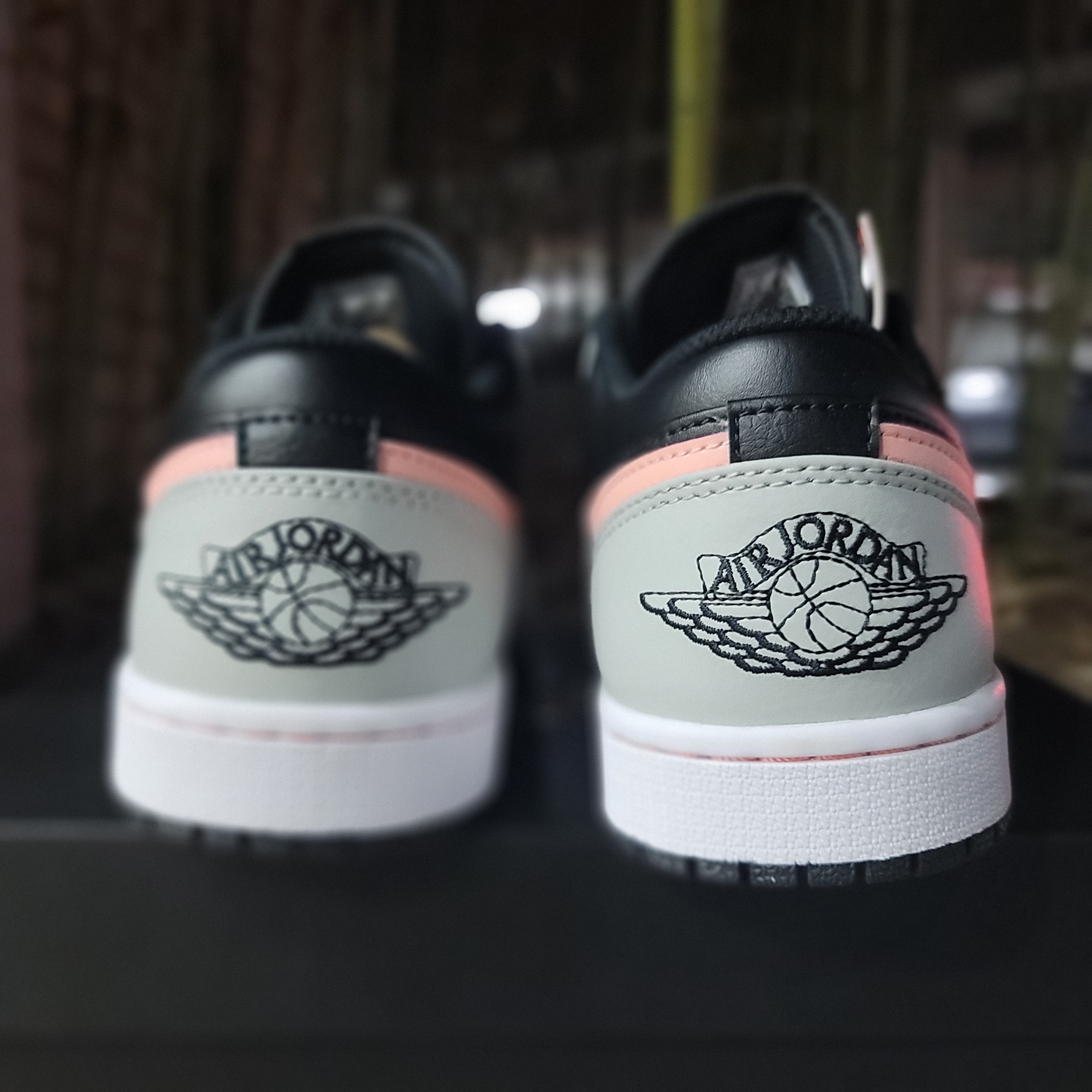 Jordan 1 Low Grey Fog Black Bleached Coral 착용 스타일 - 3