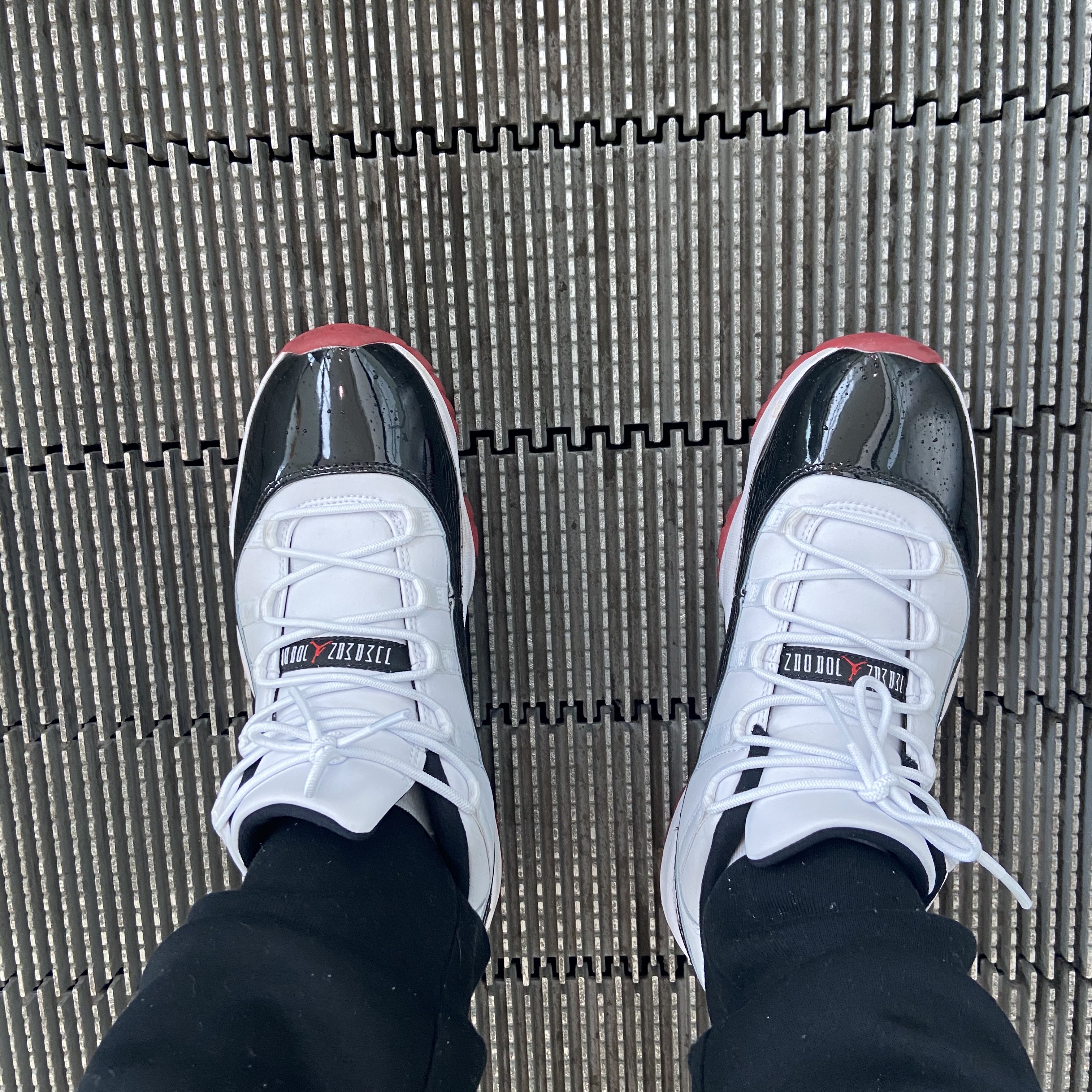 Jordan 11 Retro Low Concord Bred 착용 스타일 - 2