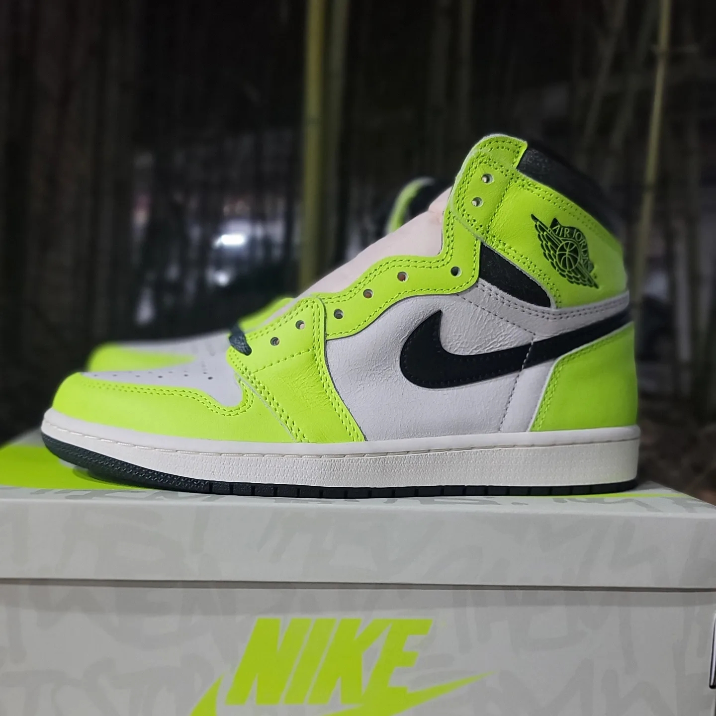 Jordan 1 Retro High OG Volt 착용 스타일 - 1