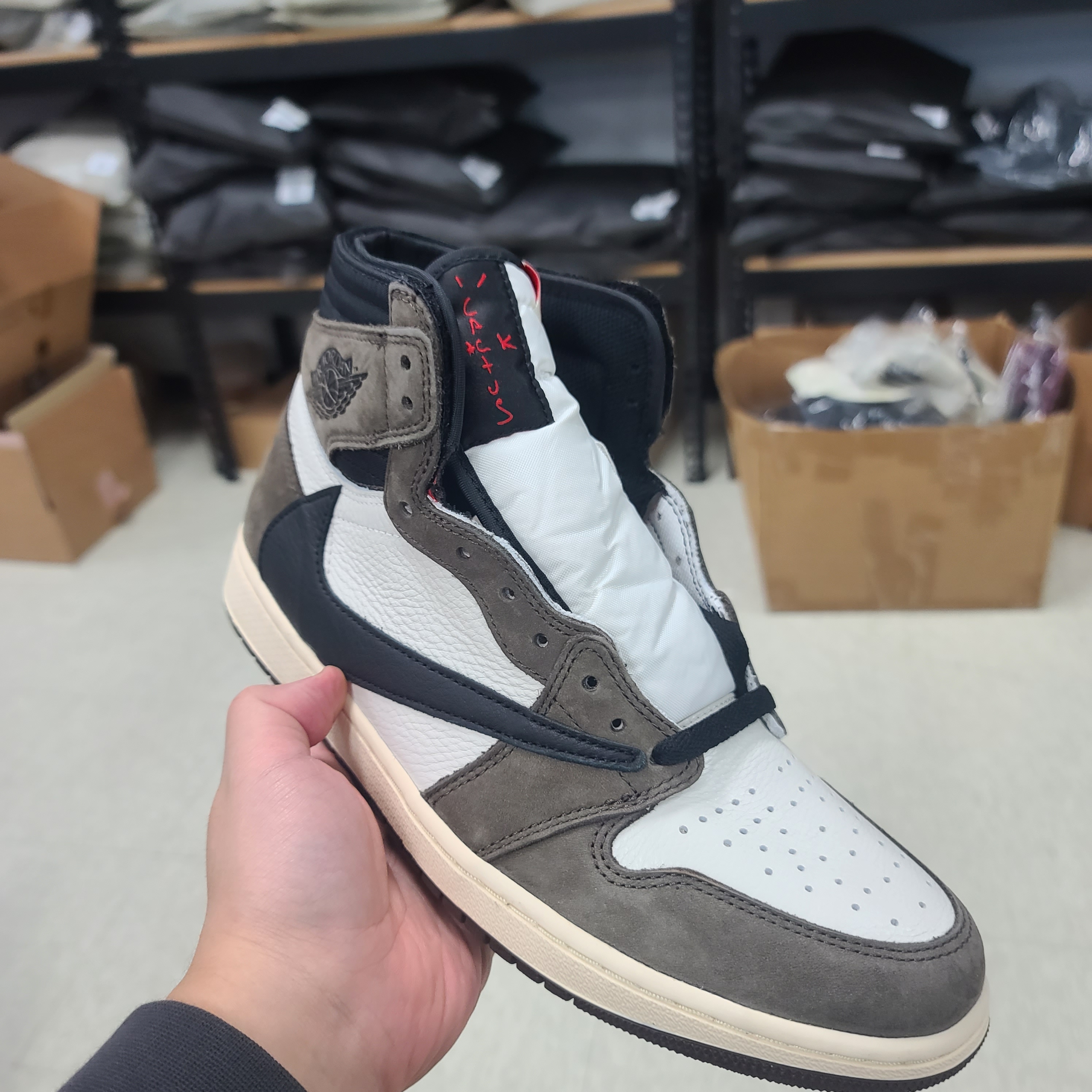 Jordan 1 x Travis Scott Retro High OG SP Mocha 착용 스타일 - 1