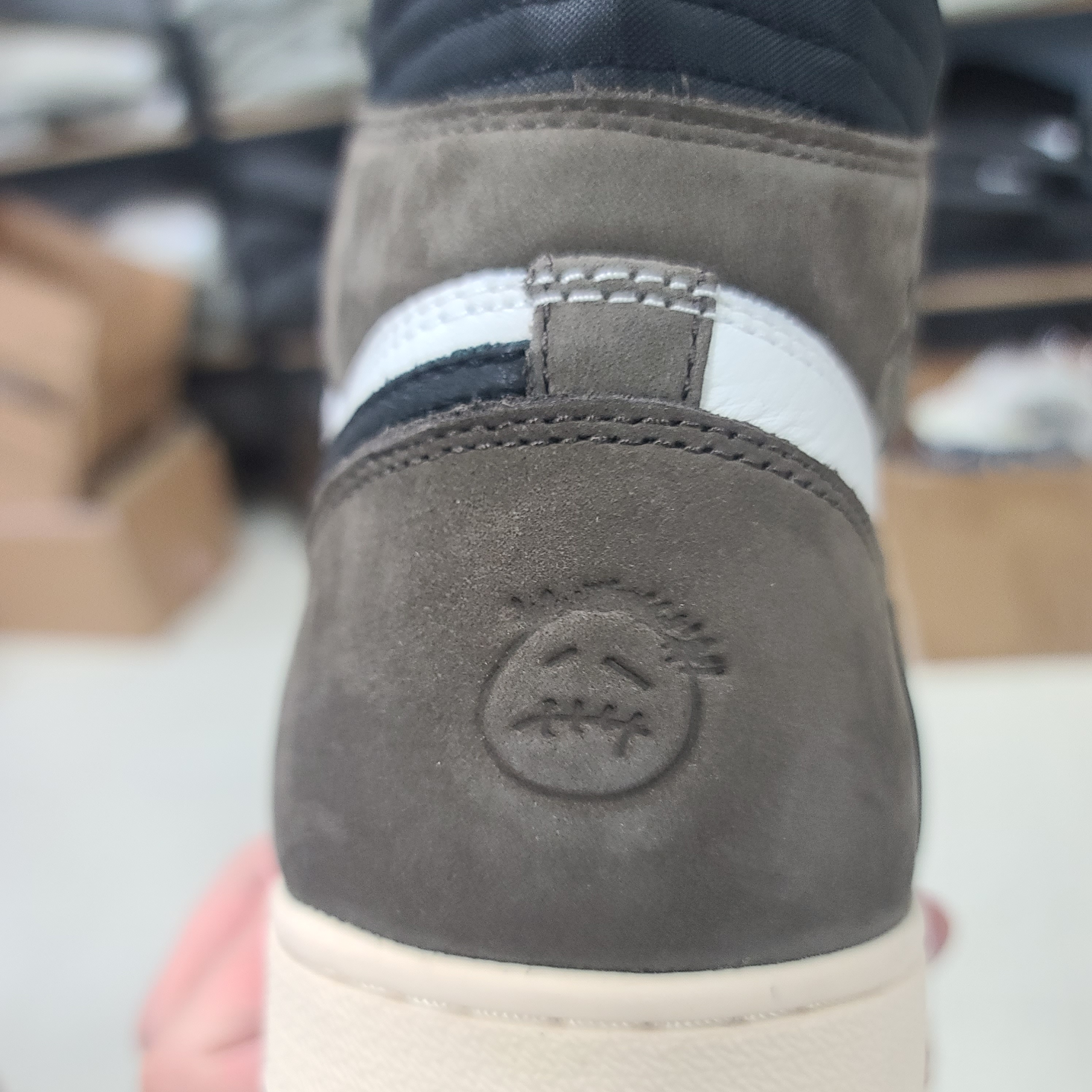 Jordan 1 x Travis Scott Retro High OG SP Mocha 착용 스타일 - 3