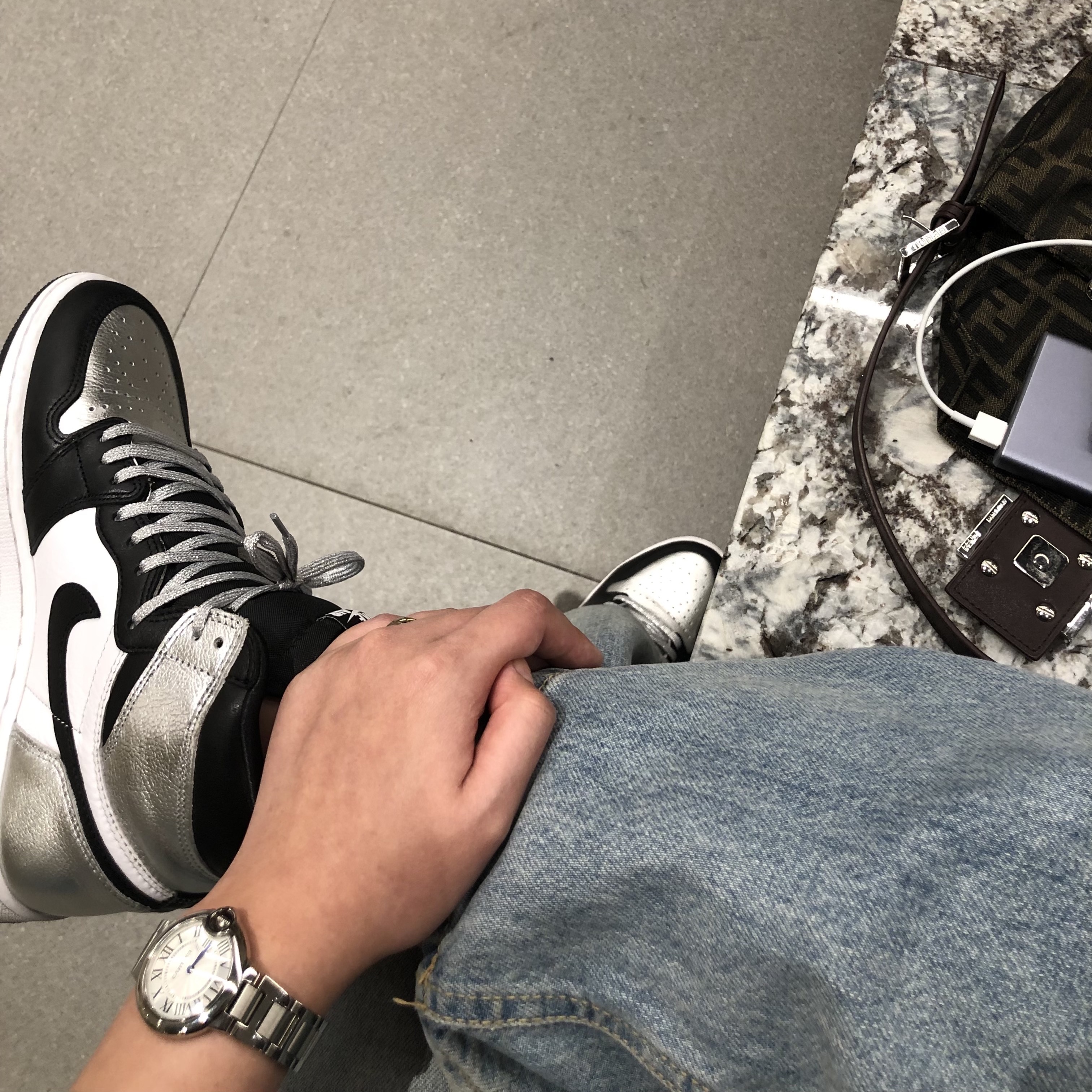 (W) Jordan 1 Retro High OG Silver Toe, Cartier Ballon Bleu Watch 28 Quartz Steel Bracelet Steel 착용 스타일