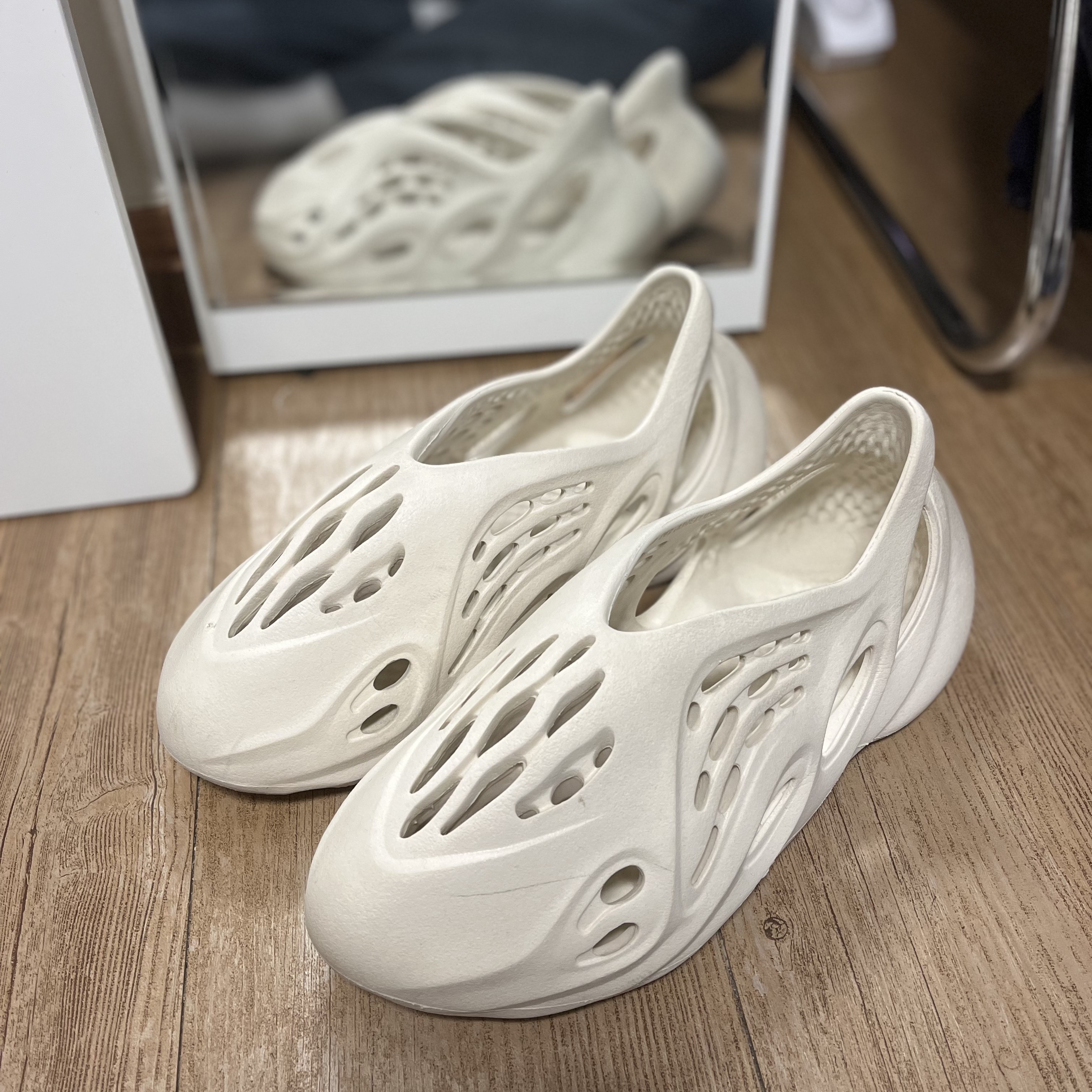 Adidas Yeezy Foam RNNR Sand 착용 스타일 - 3