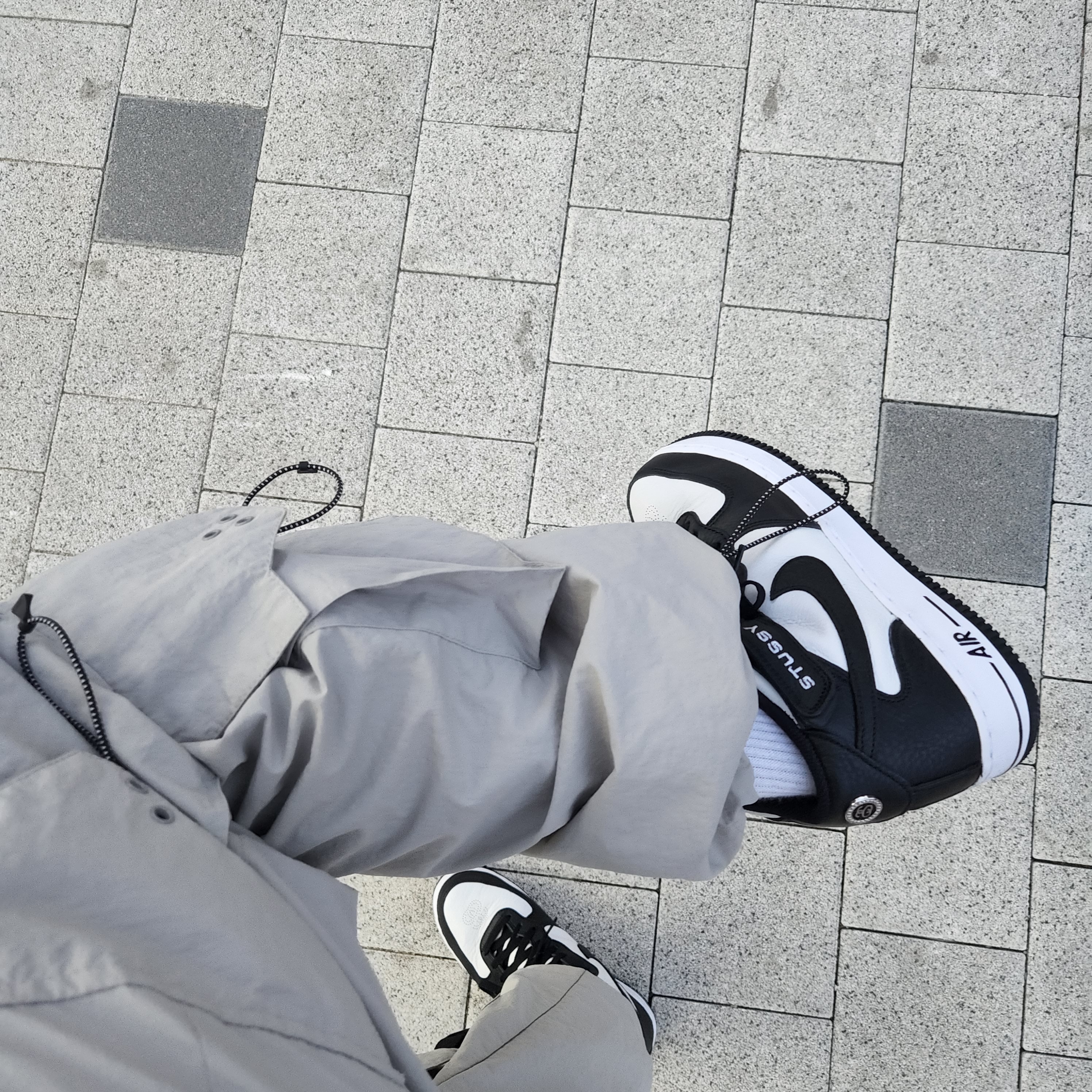 Nike x Stussy Air Force 1 '07 Mid SP Black and Light Bone 착용 스타일